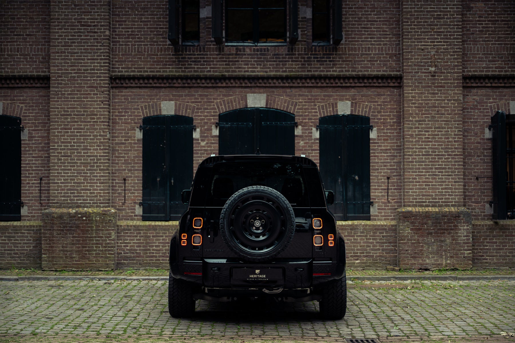 Defender 110 P300e - Santorini black