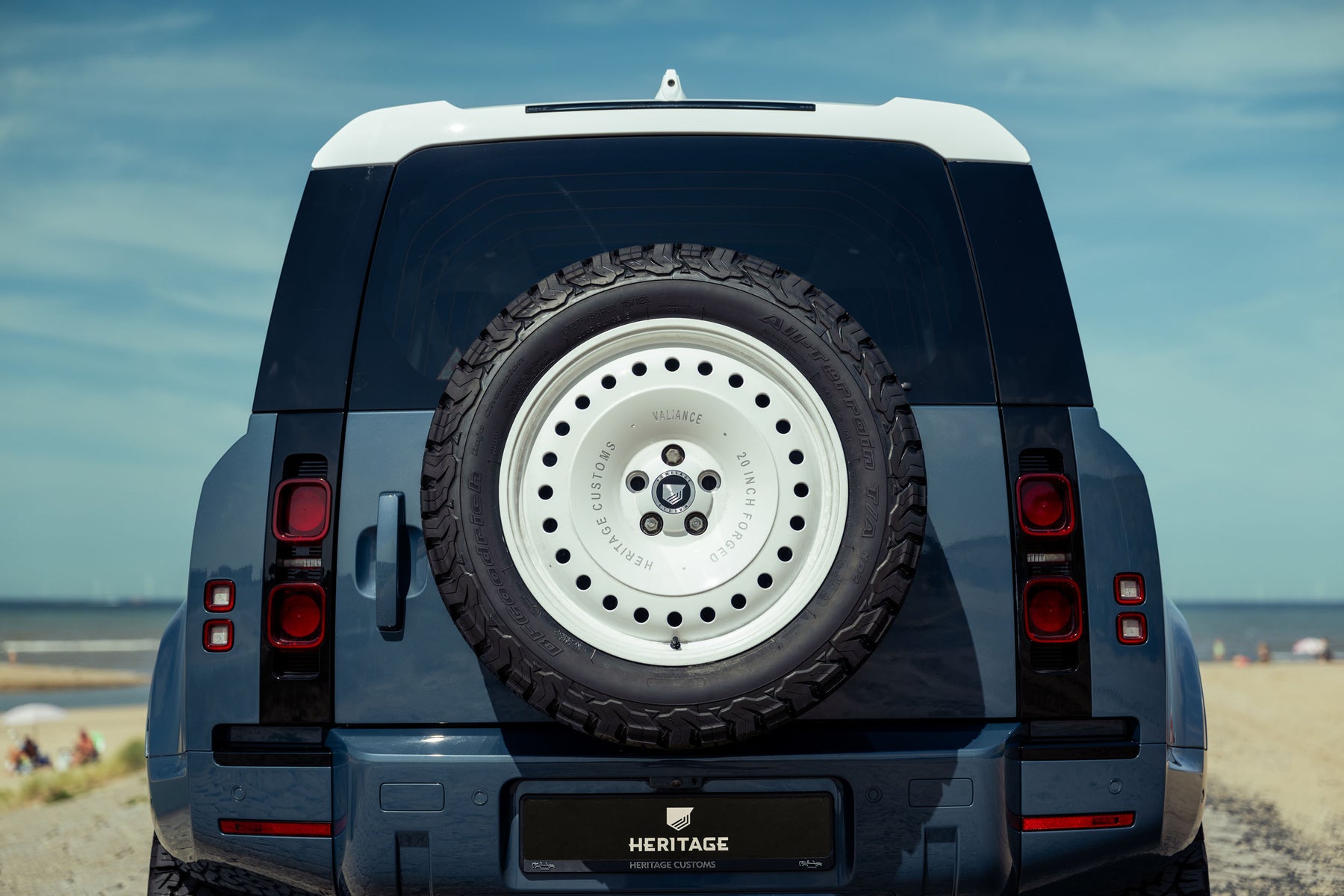 Defender 110 P400e - Tasman blue with white roof