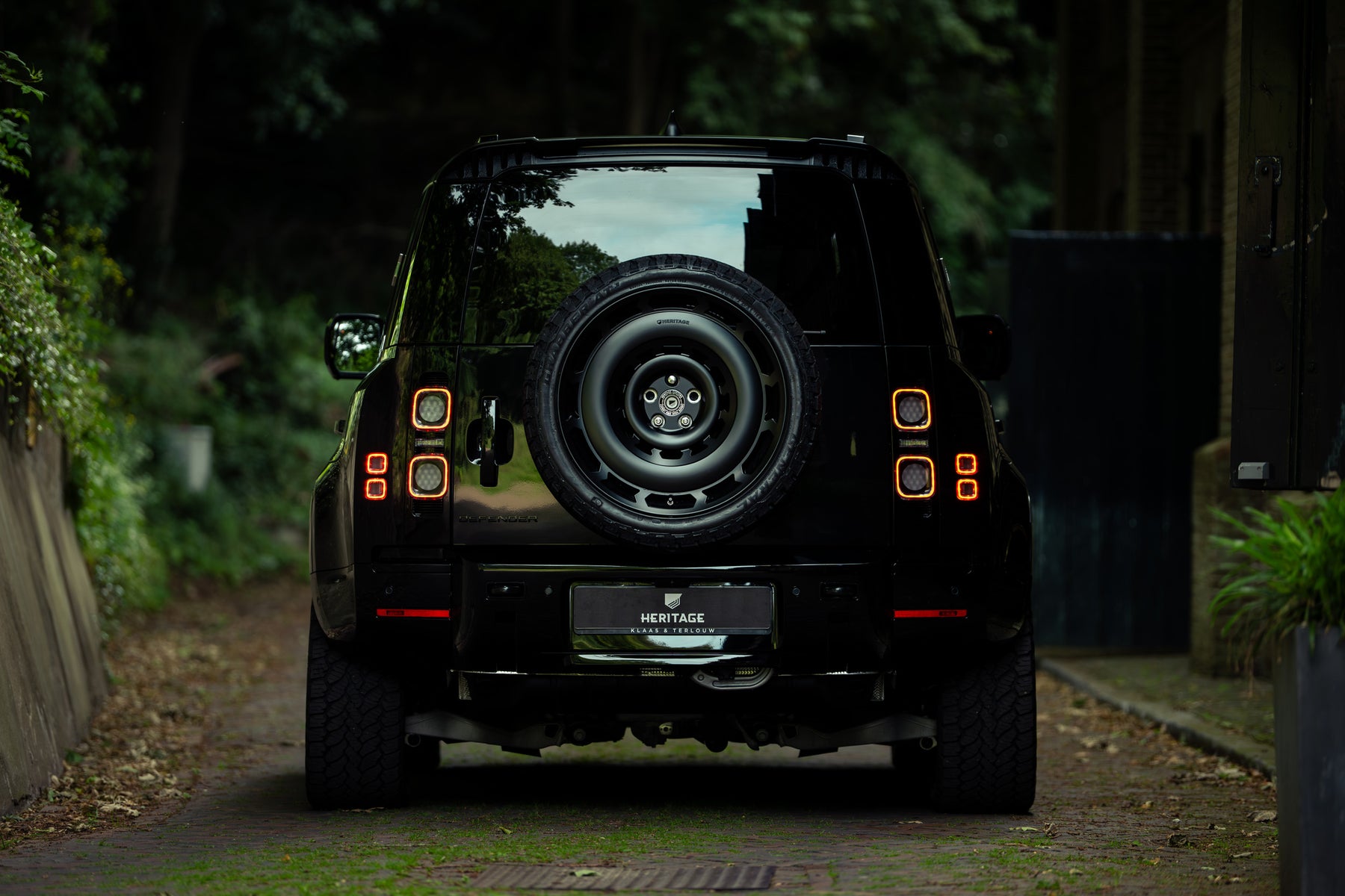 Defender 110 P300e - Santorini black
