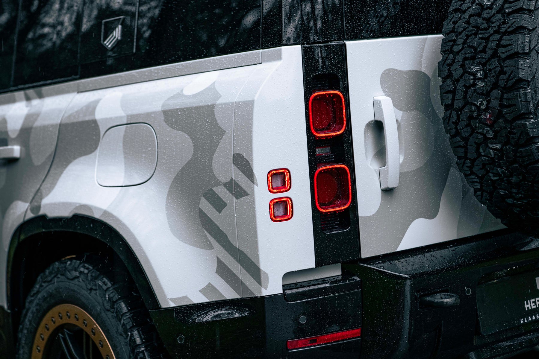Defender 110 P400e - Camo fuji white