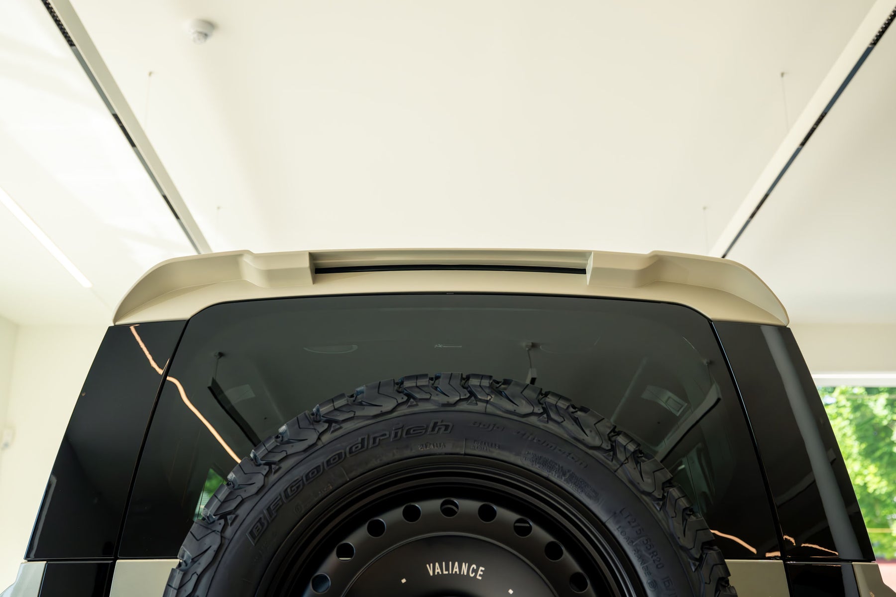 Dynamic rear spoiler