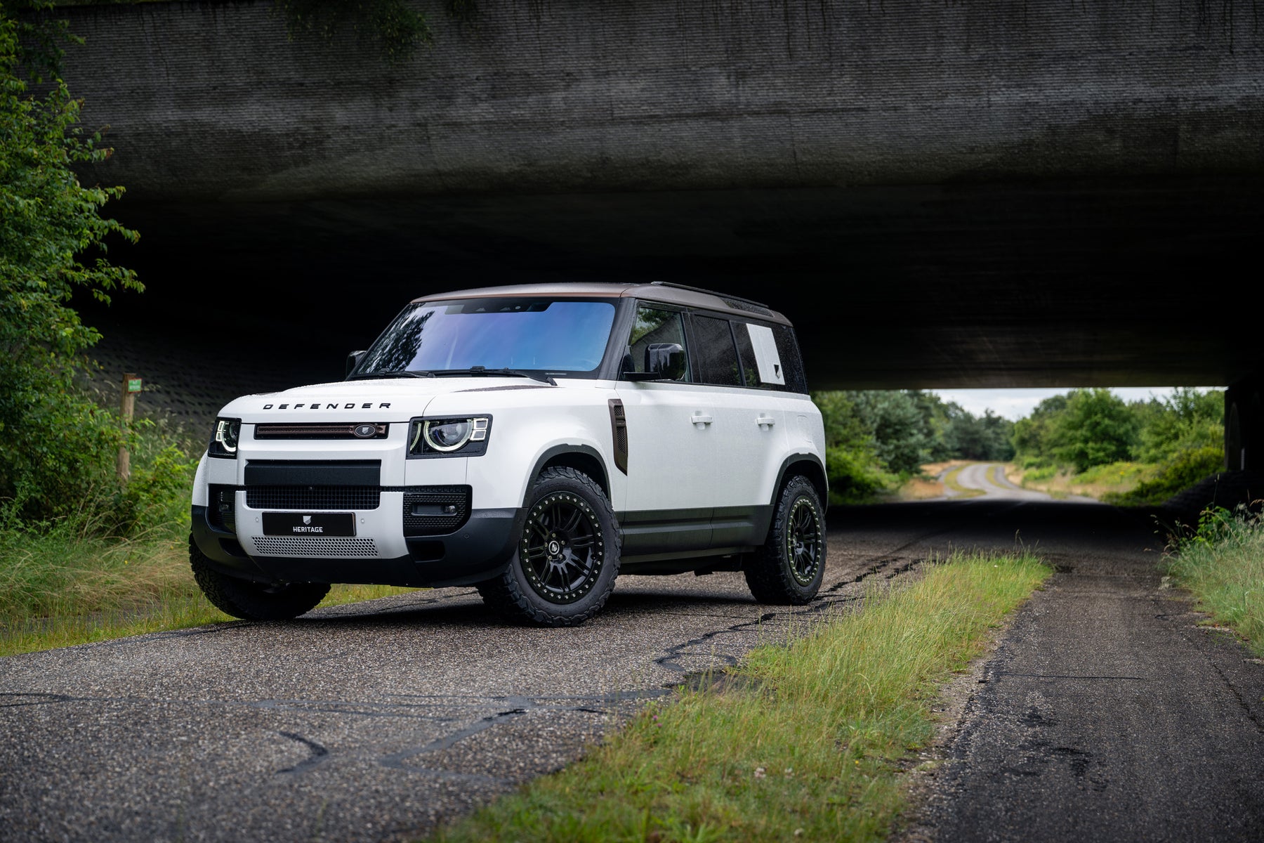 Defender 110 P400e - Fuji white and bronze