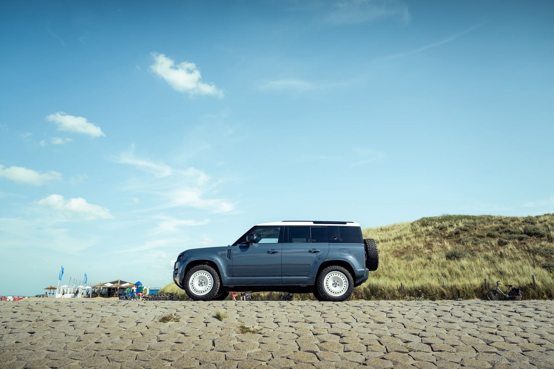 Defender 110 P400e - Tasman blue with white roof