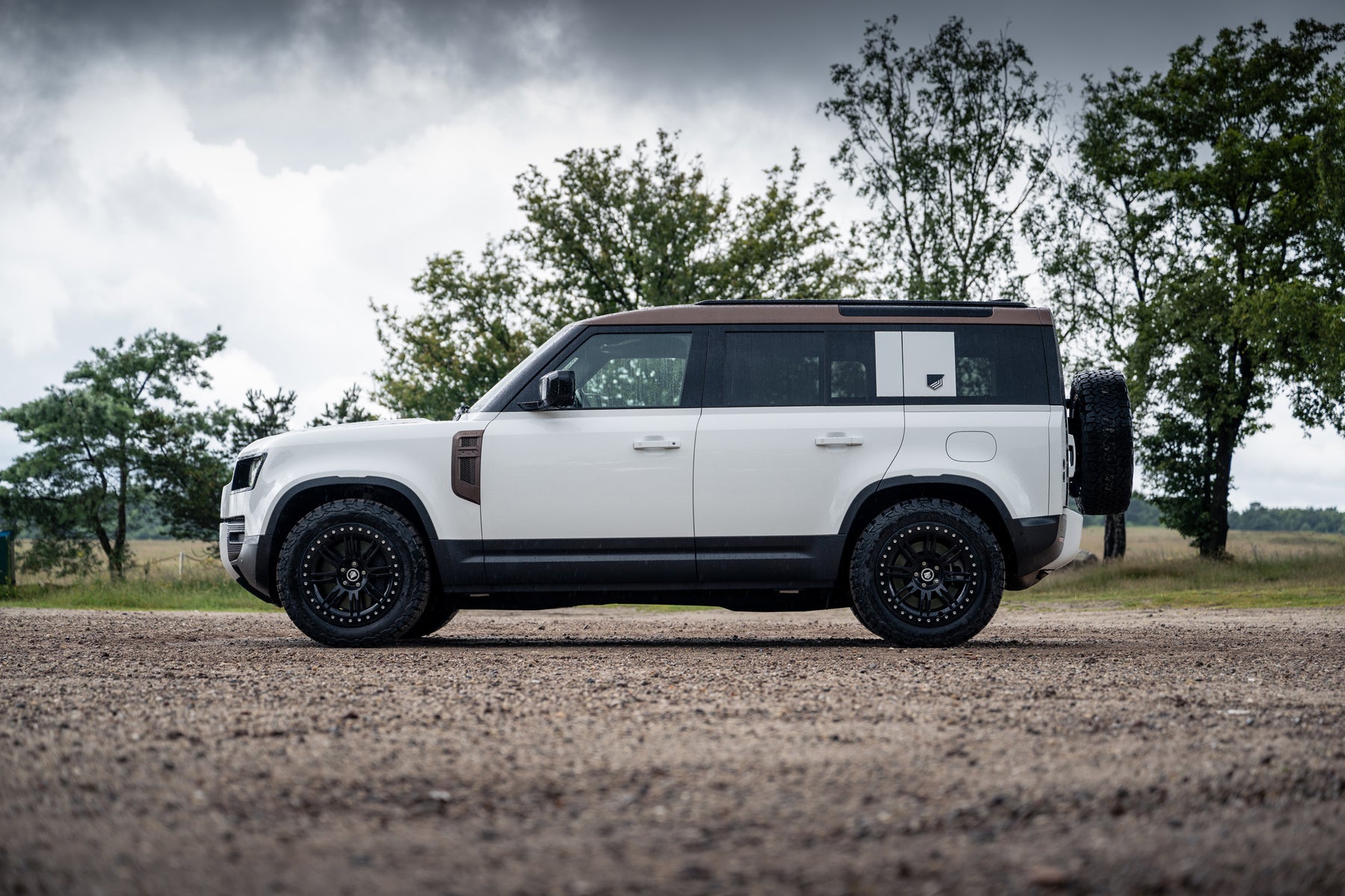 Defender 110 P400e - Fuji white and bronze