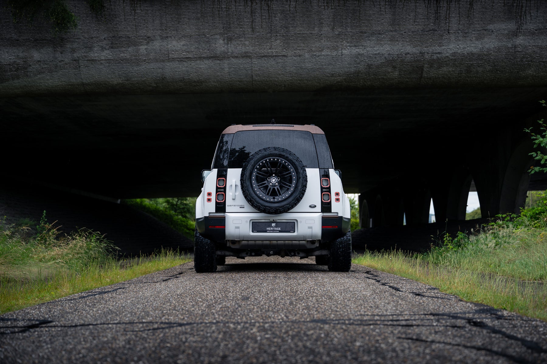 Defender 110 P400e - Fuji white and bronze
