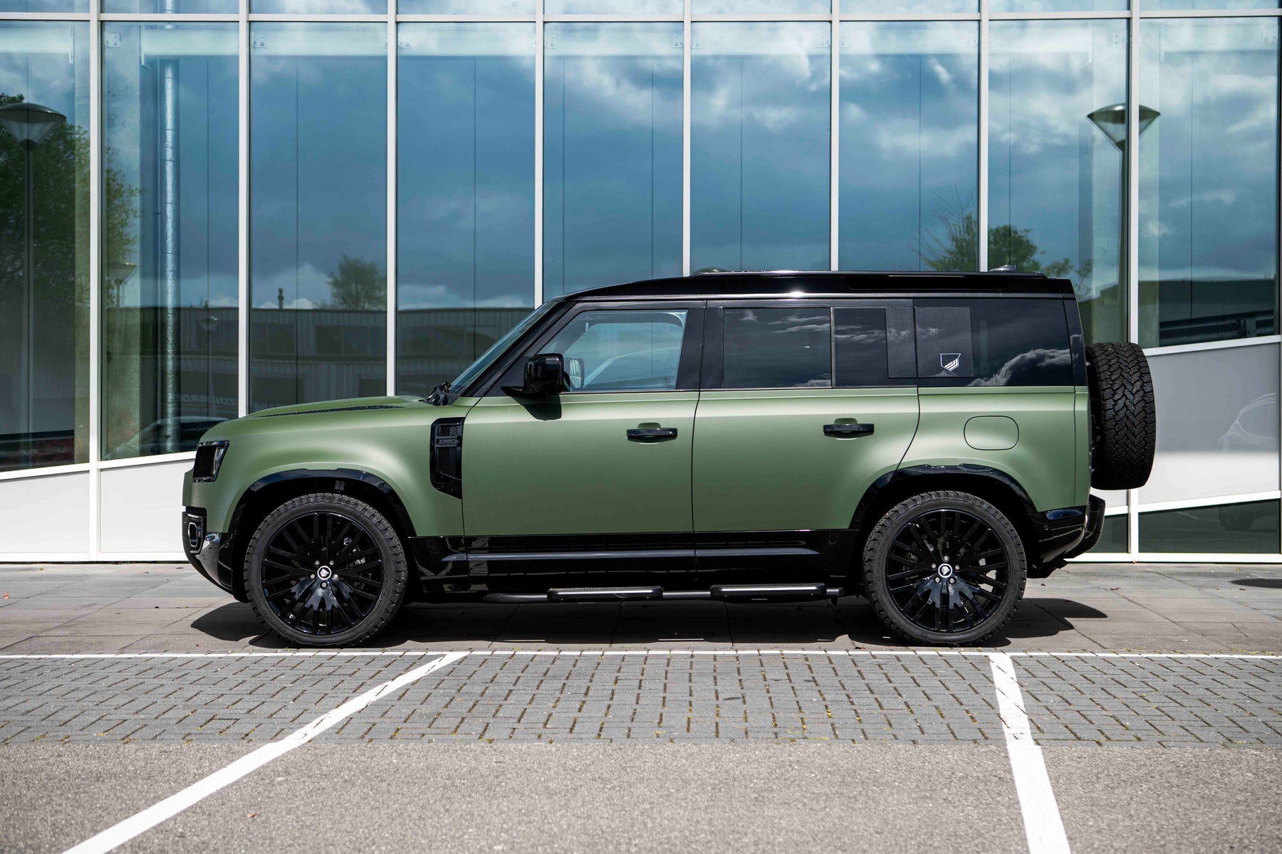 Defender 110 P400e - Matte green