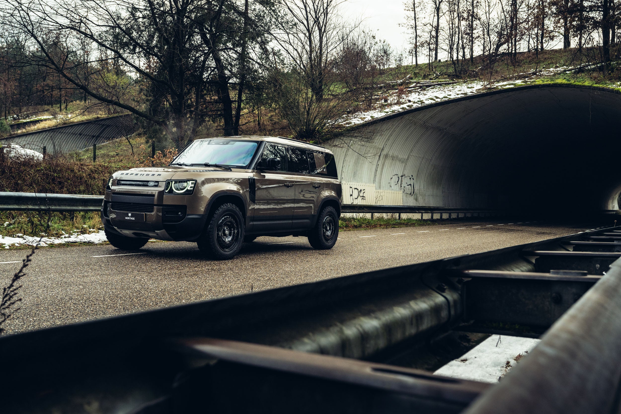 Defender 110 P400e Gondwana stone