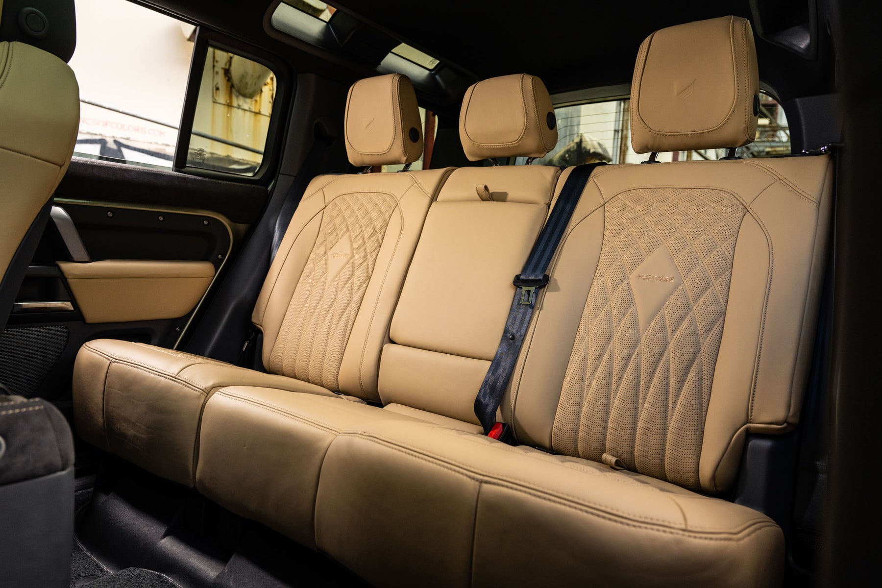 Defender 110 P400e - Pangea green with beige