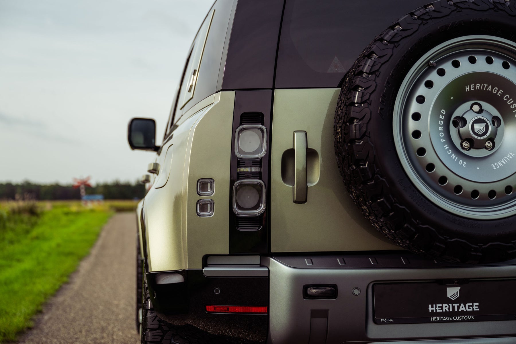 Defender 110 P400e - Pangea green