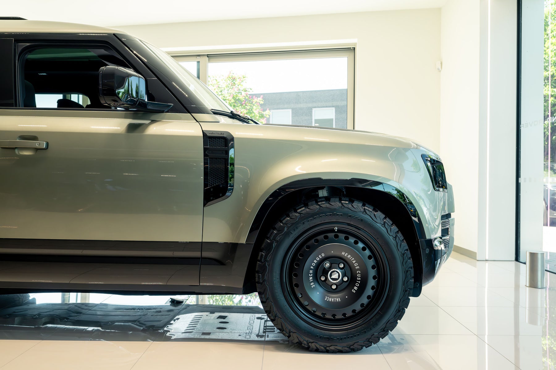Defender 110 P300e - Pangea green - beige roof