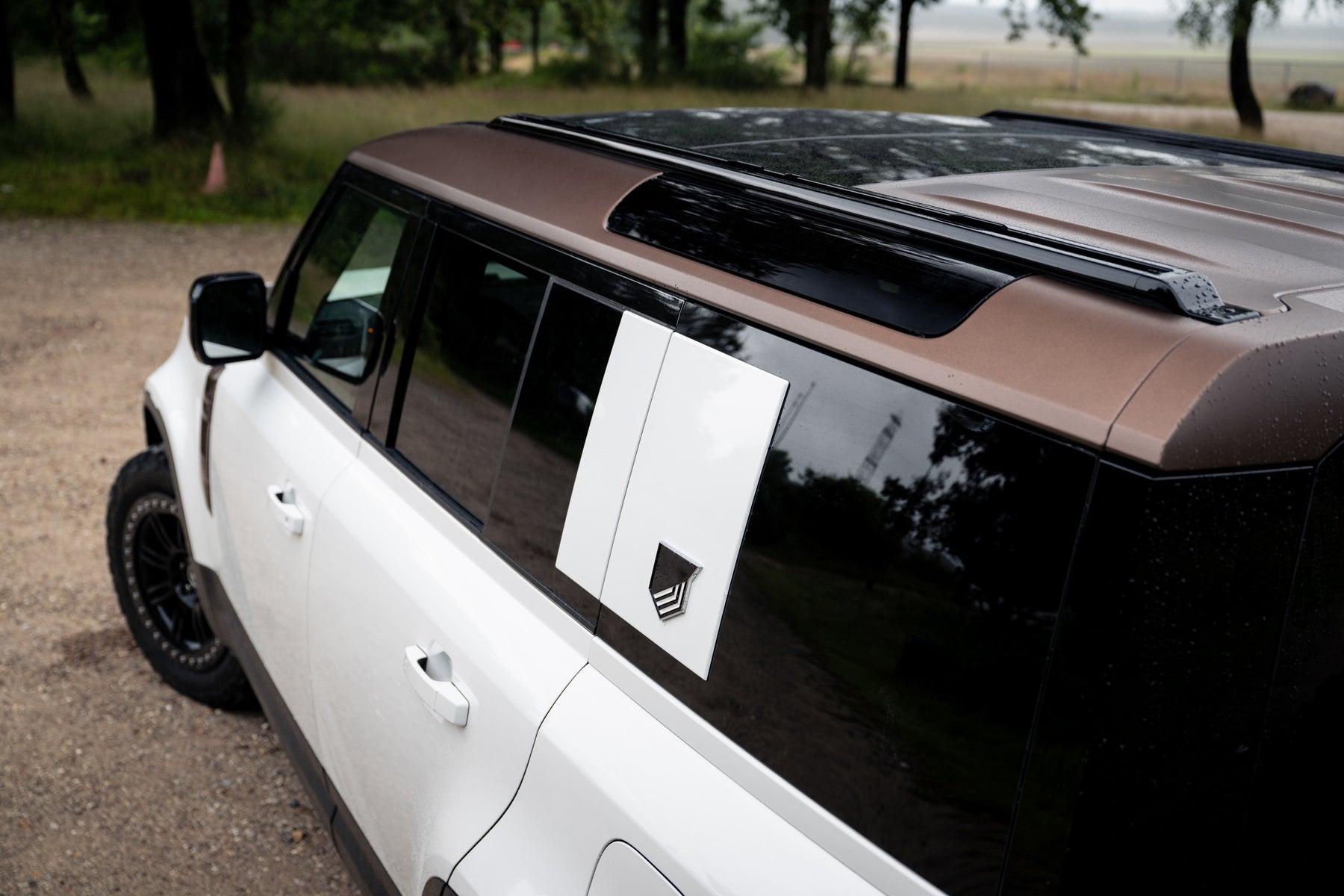 Defender 110 P400e - Fuji white and bronze