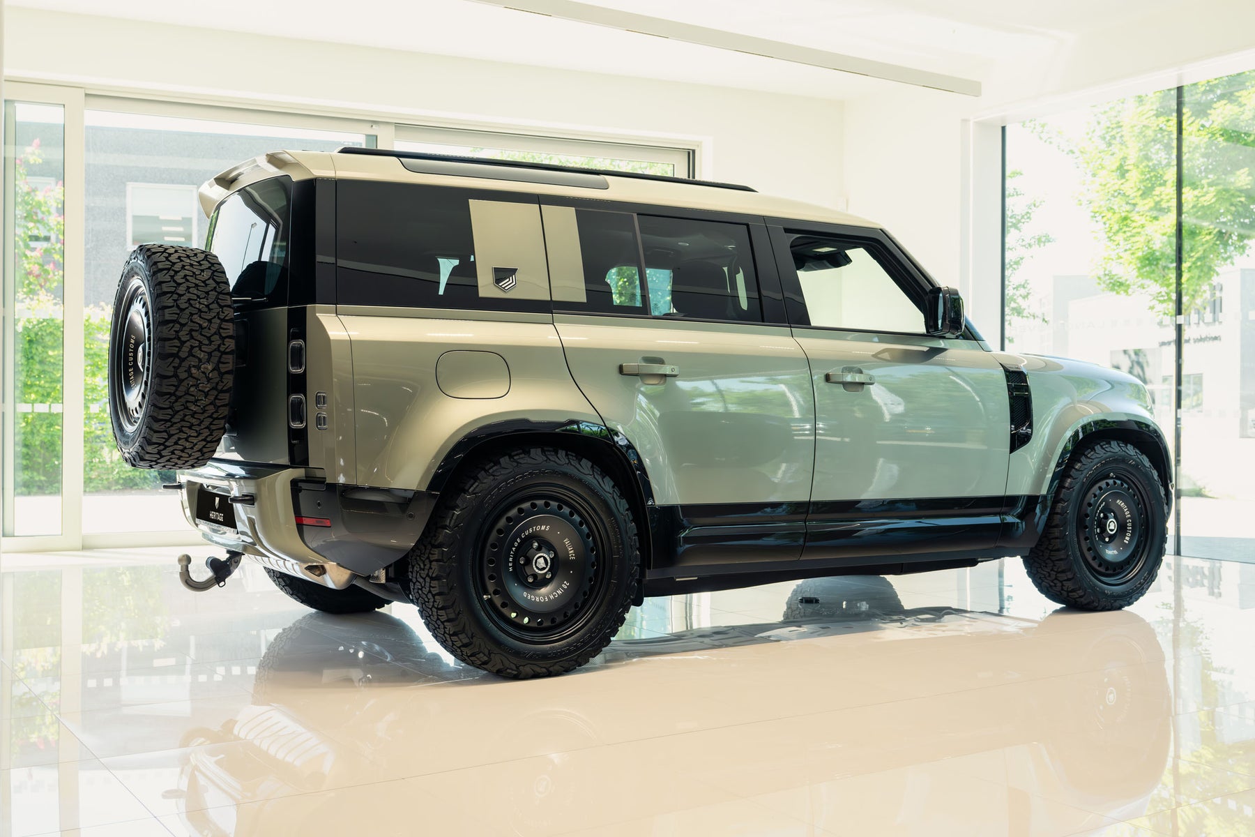 Defender 110 P300e - Pangea green - beige roof