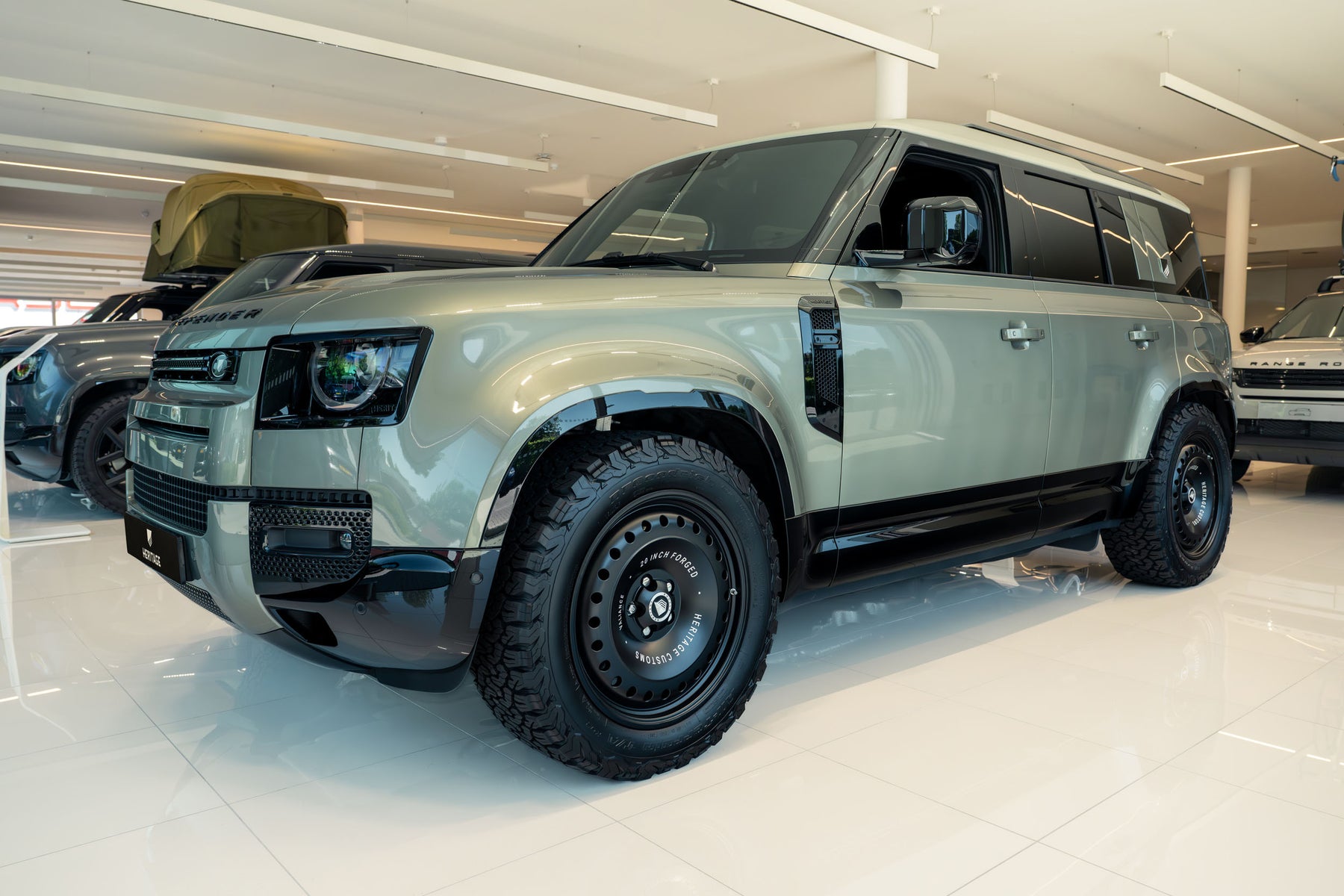 Defender 110 P300e - Pangea green - beige roof