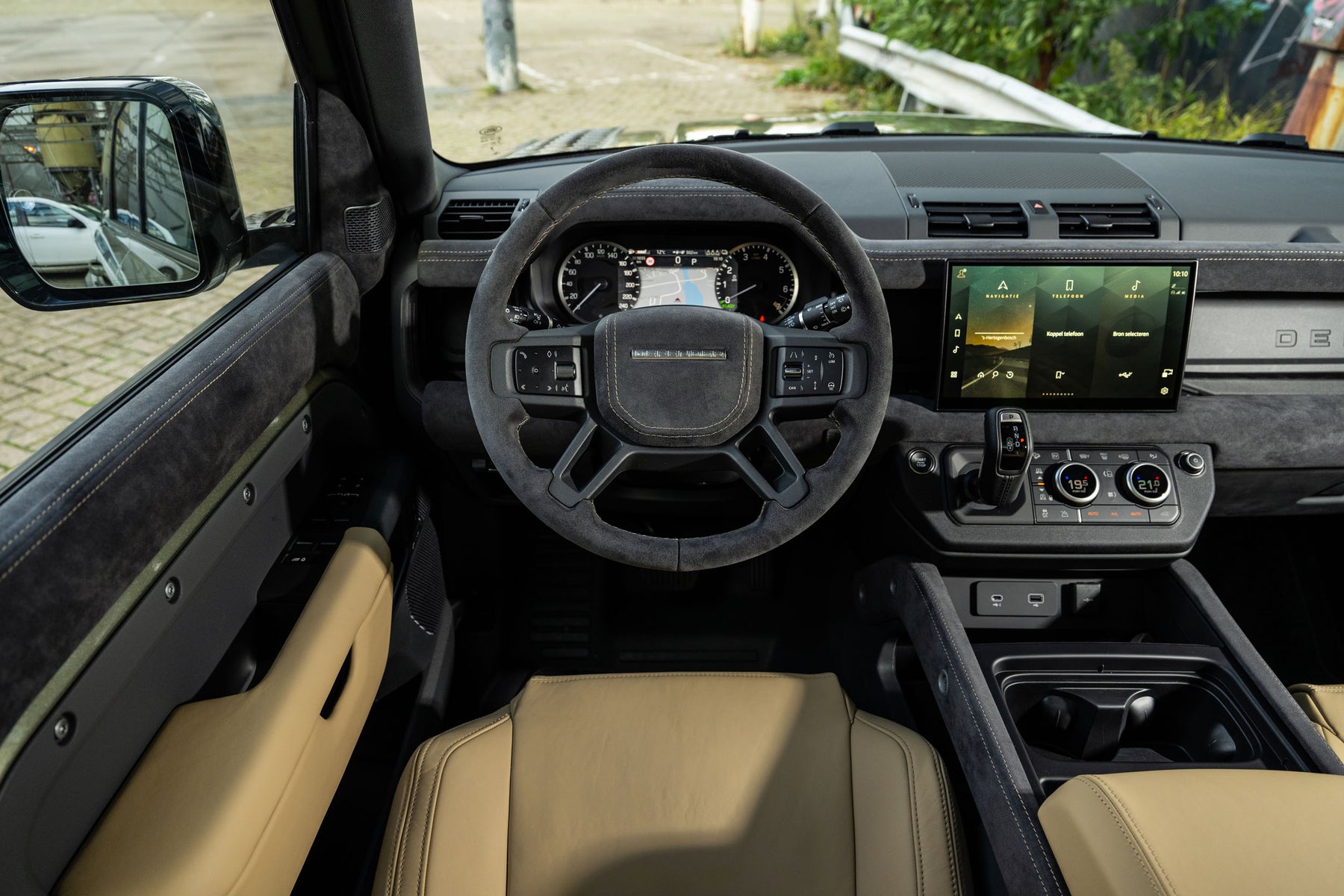 Defender 110 P400e - Pangea green with beige