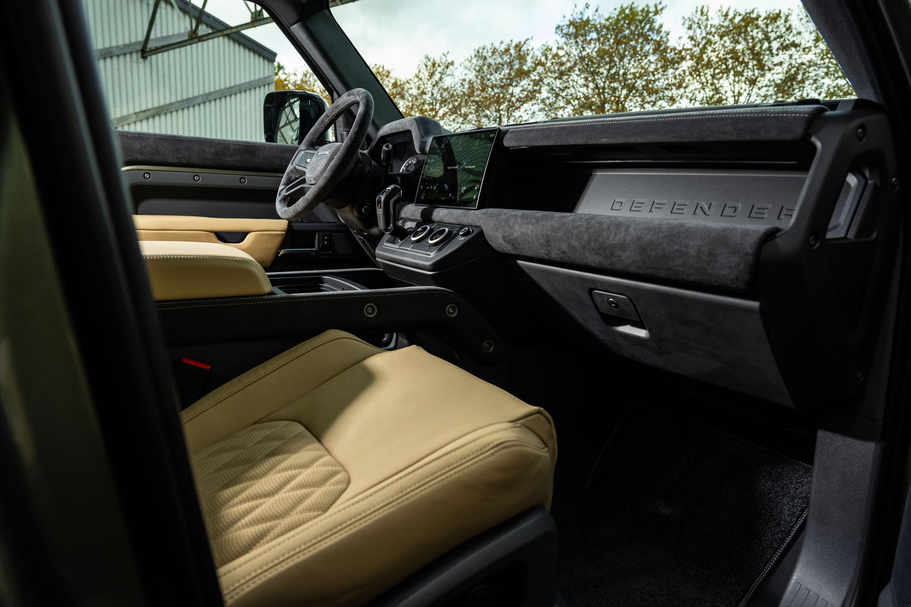 Defender 110 P400e - Pangea green with beige
