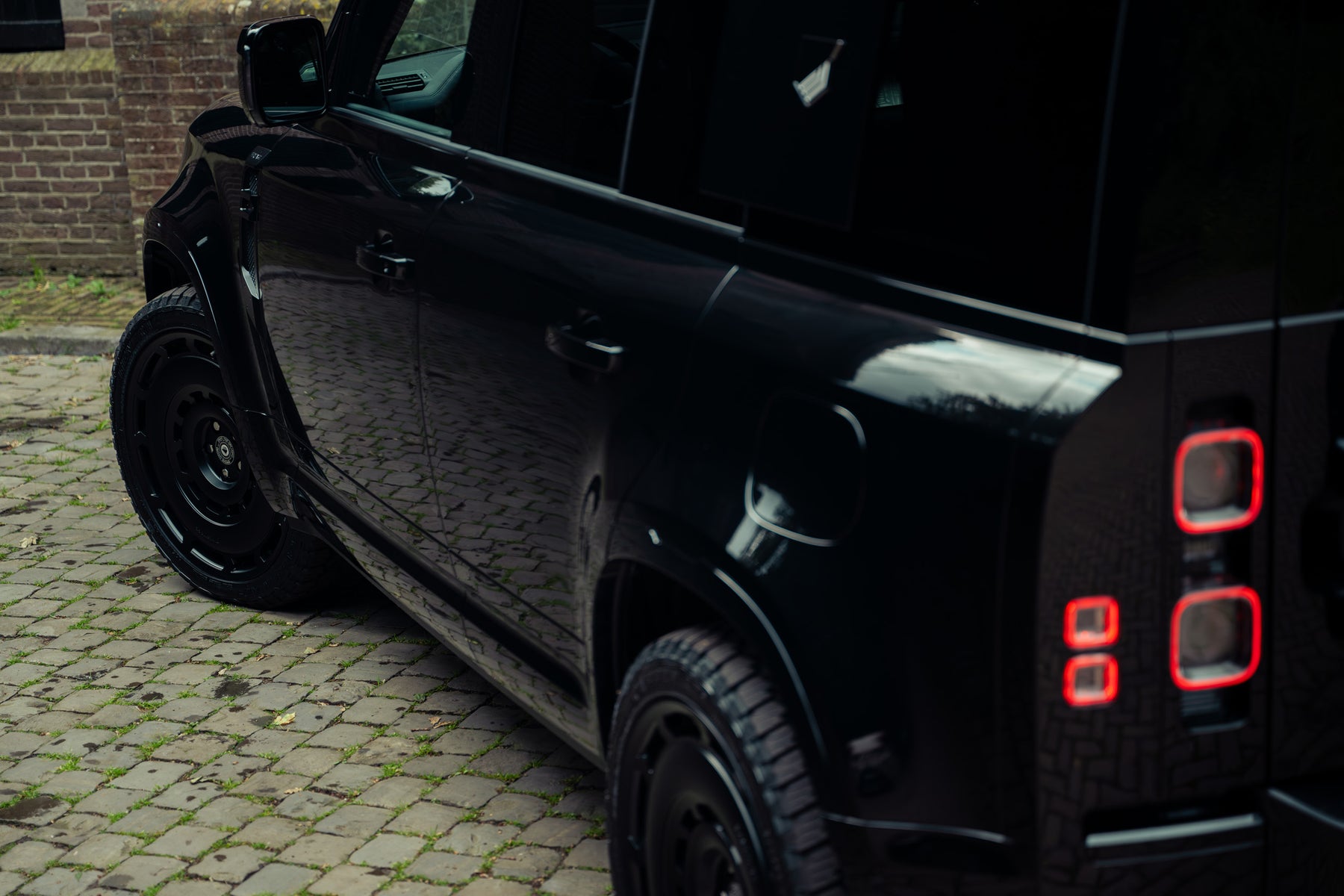 Defender 110 P300e - Santorini black