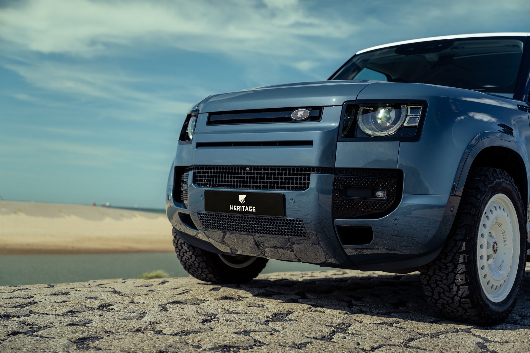 Defender 110 P400e - Tasman blue with white roof