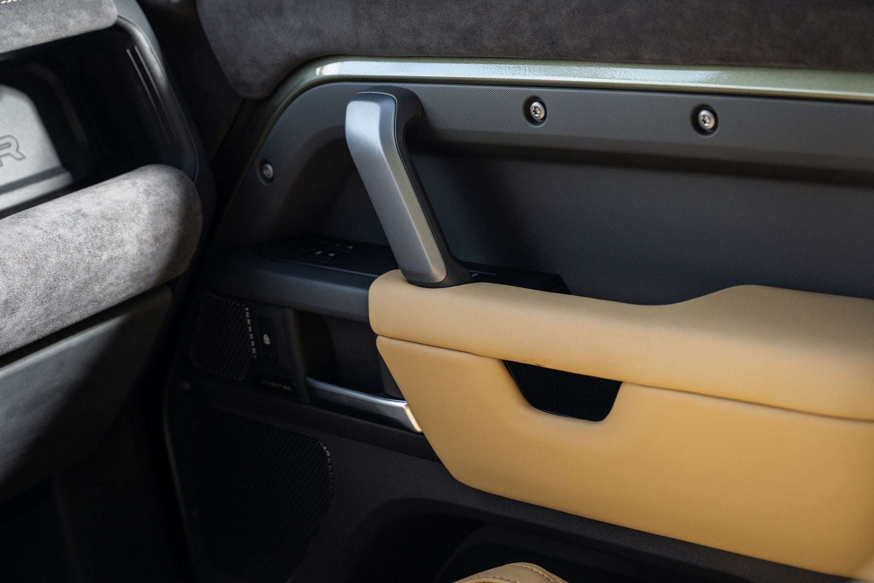 Defender 110 P400e - Pangea green with beige
