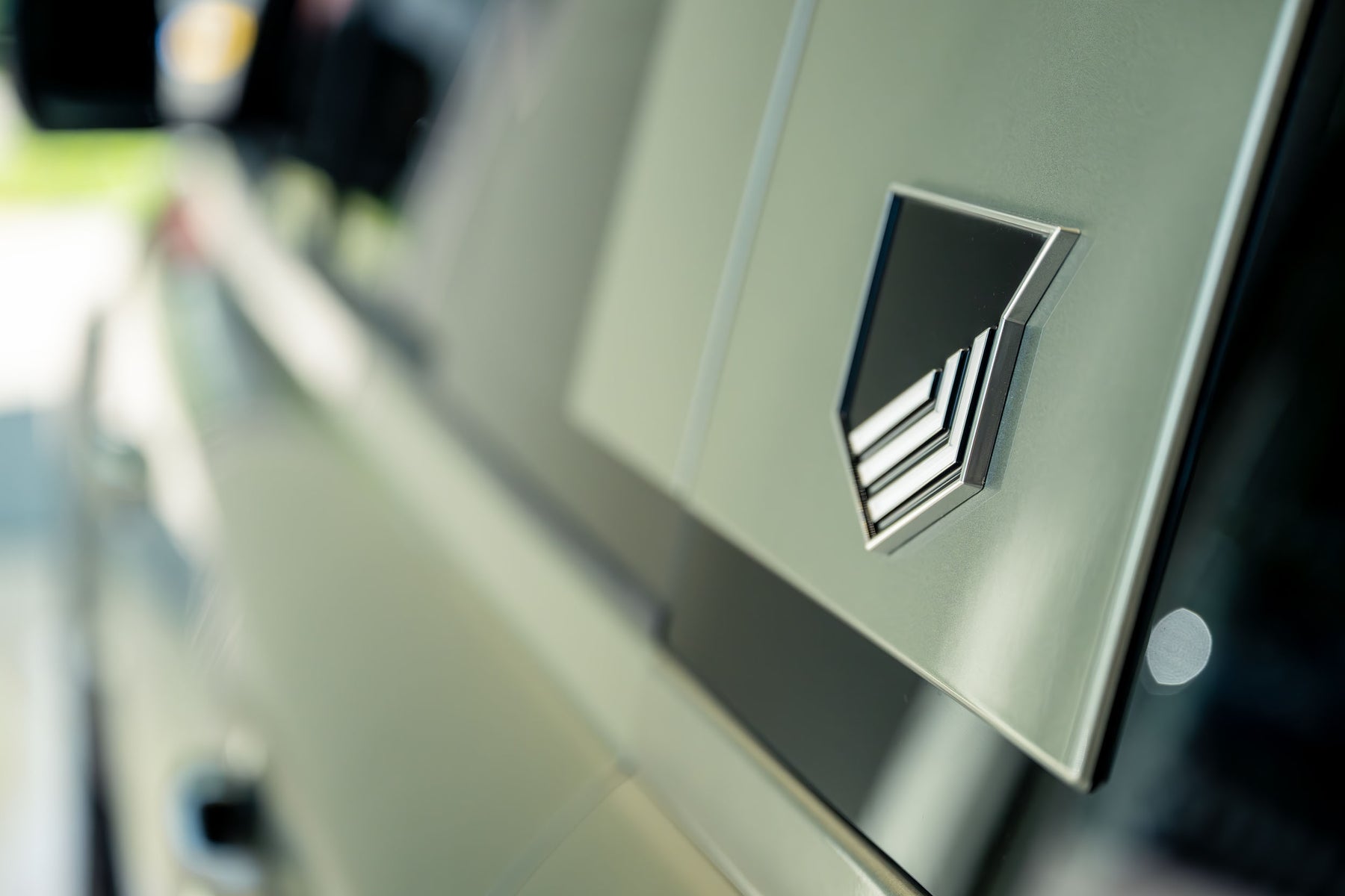 Defender 110 P300e - Pangea green - beige roof