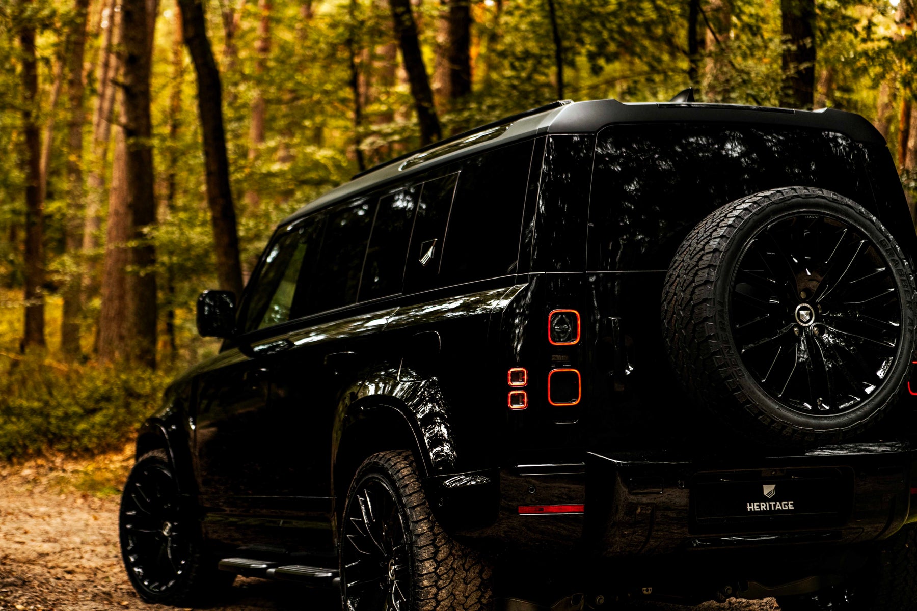 Defender 110 P400e - Santorini black & bronze
