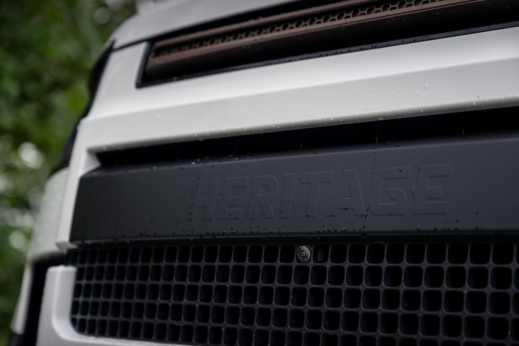 Defender 110 P400e - Fuji white and bronze