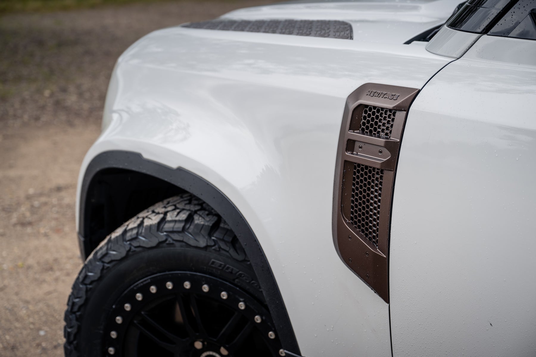 Defender 110 P400e - Fuji white and bronze