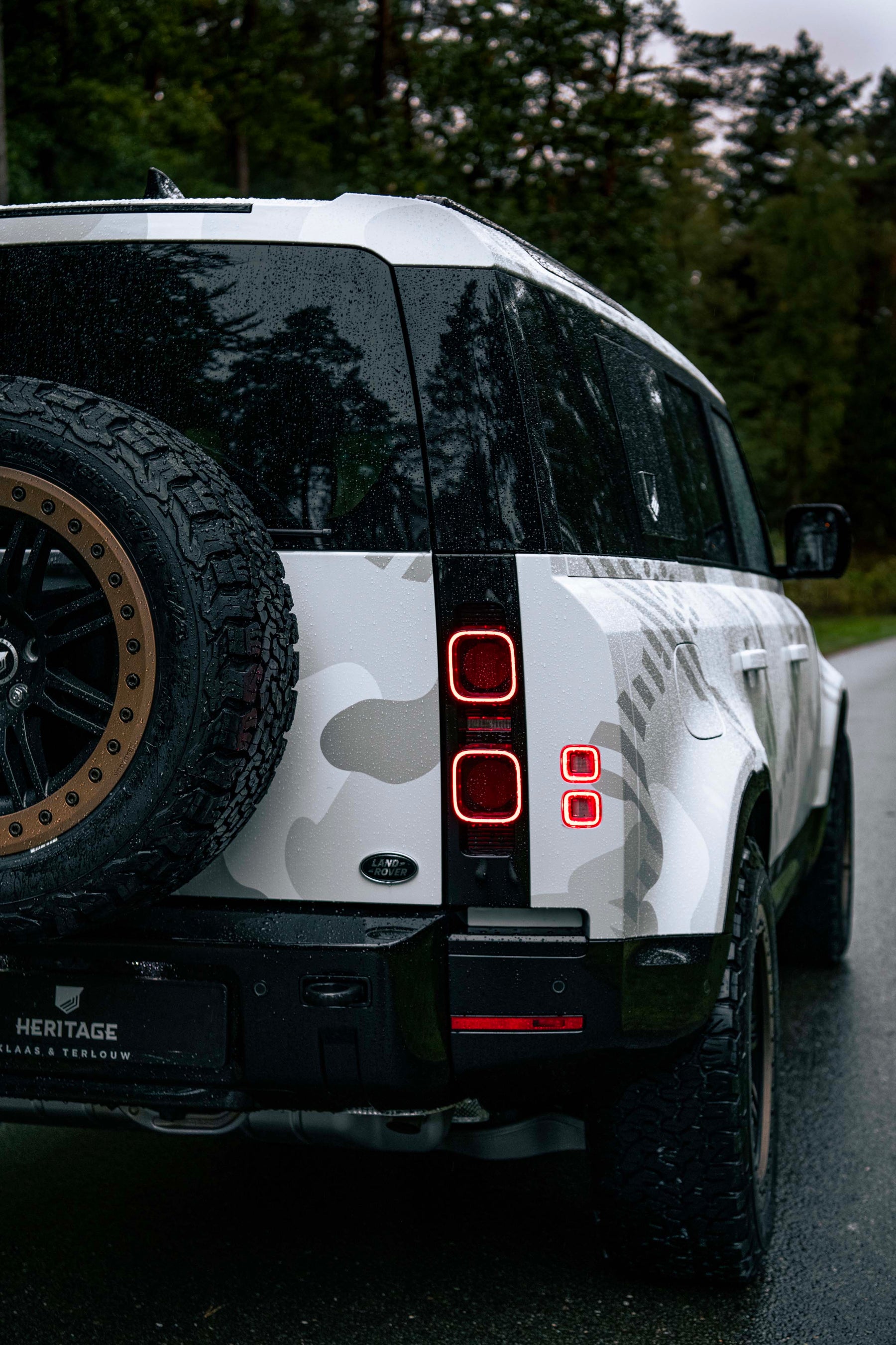 Defender 110 P400e - Camo fuji white