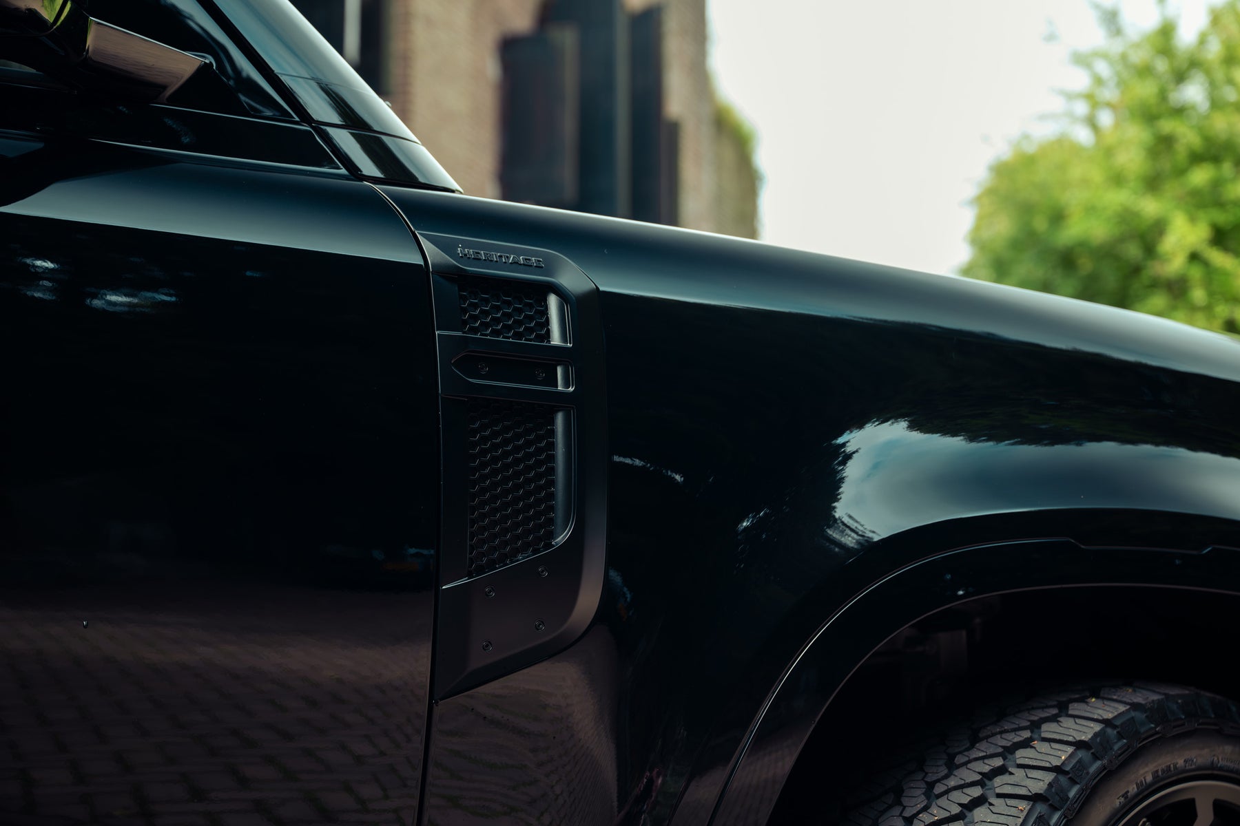 Defender 110 P300e - Santorini black