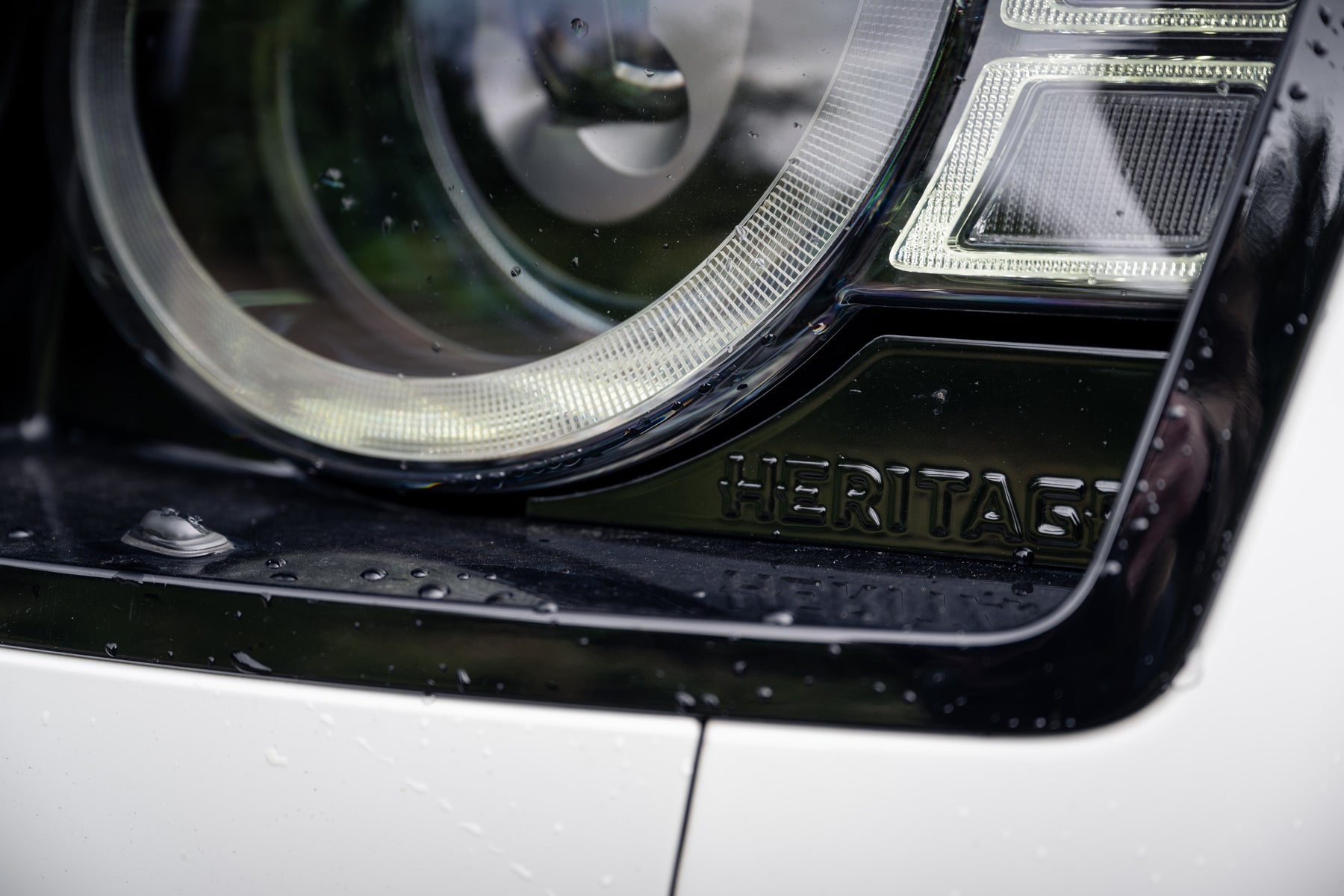 Defender 110 P400e - Fuji white and bronze