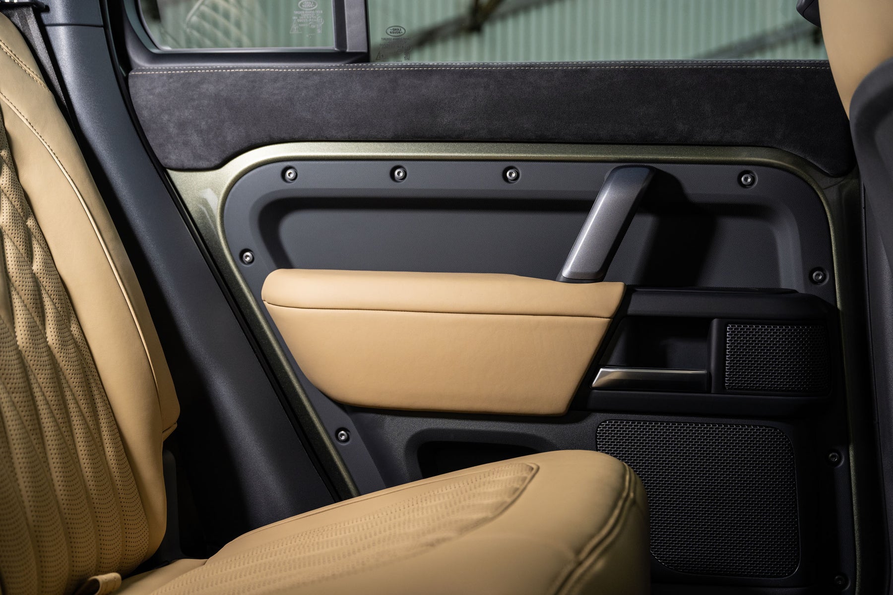 Defender 110 P400e - Pangea green with beige
