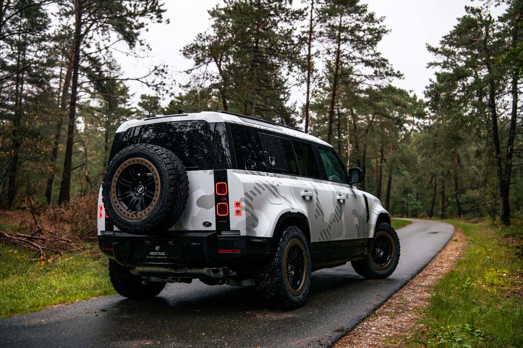 Defender 110 P400e - Camo fuji white