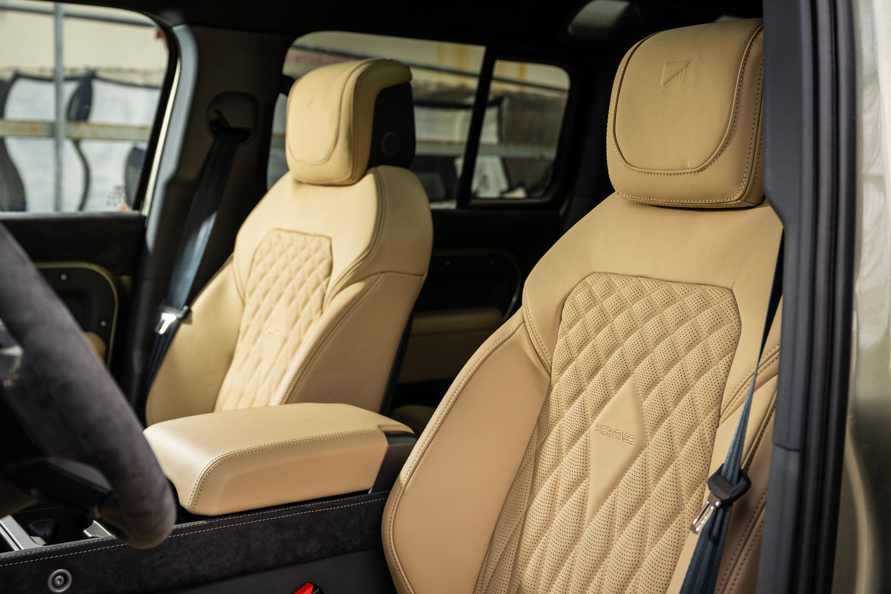 Defender 110 P400e - Pangea green with beige
