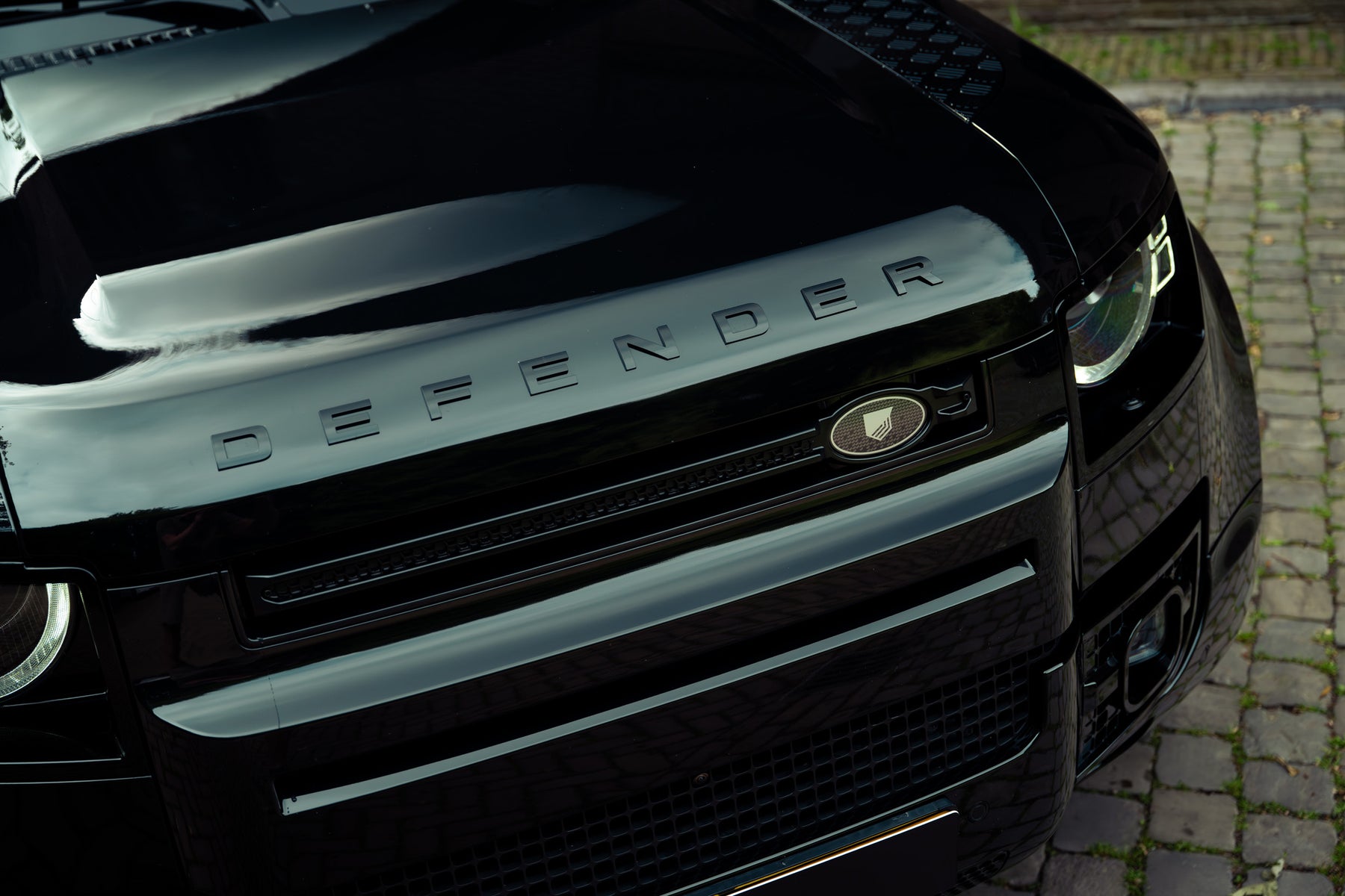 Defender 110 P300e - Santorini black