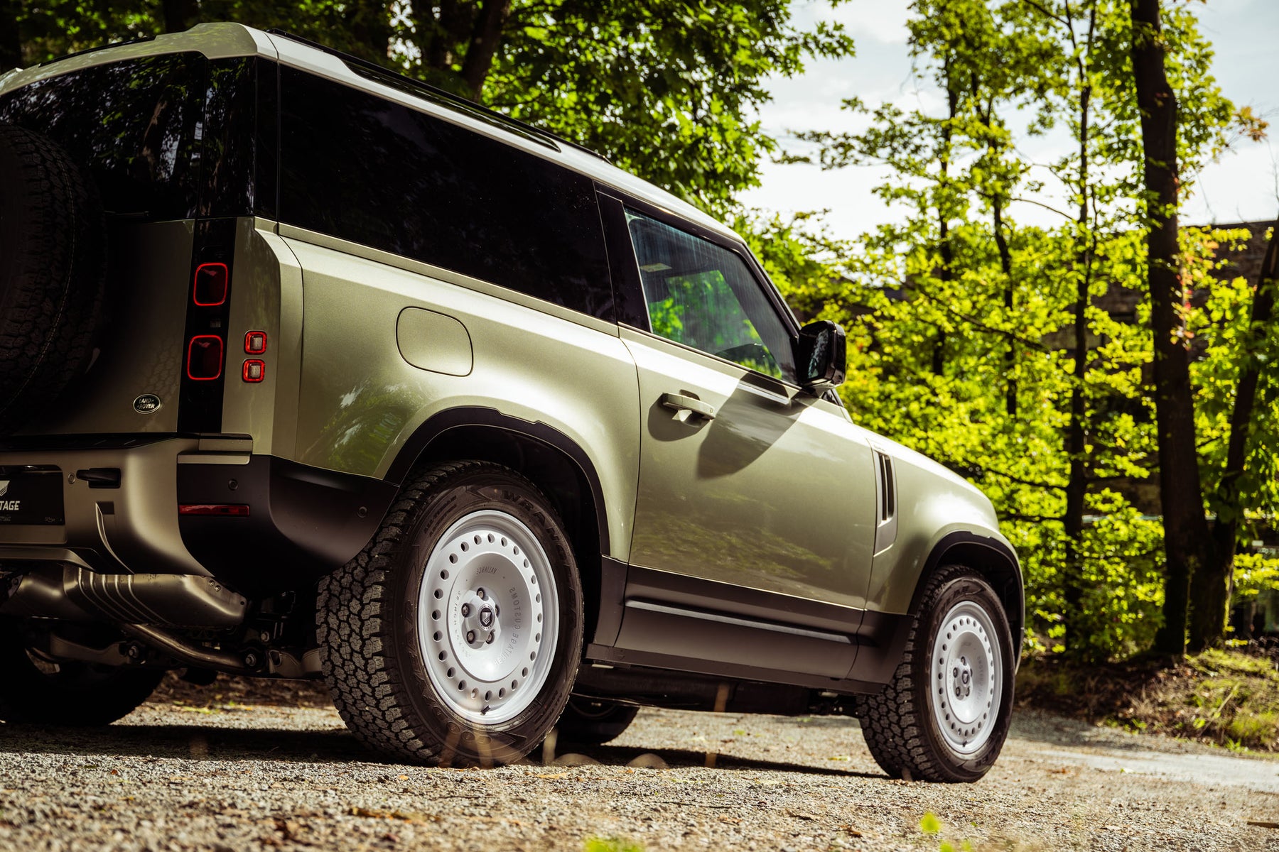 Defender 90 D300 - Pangea green