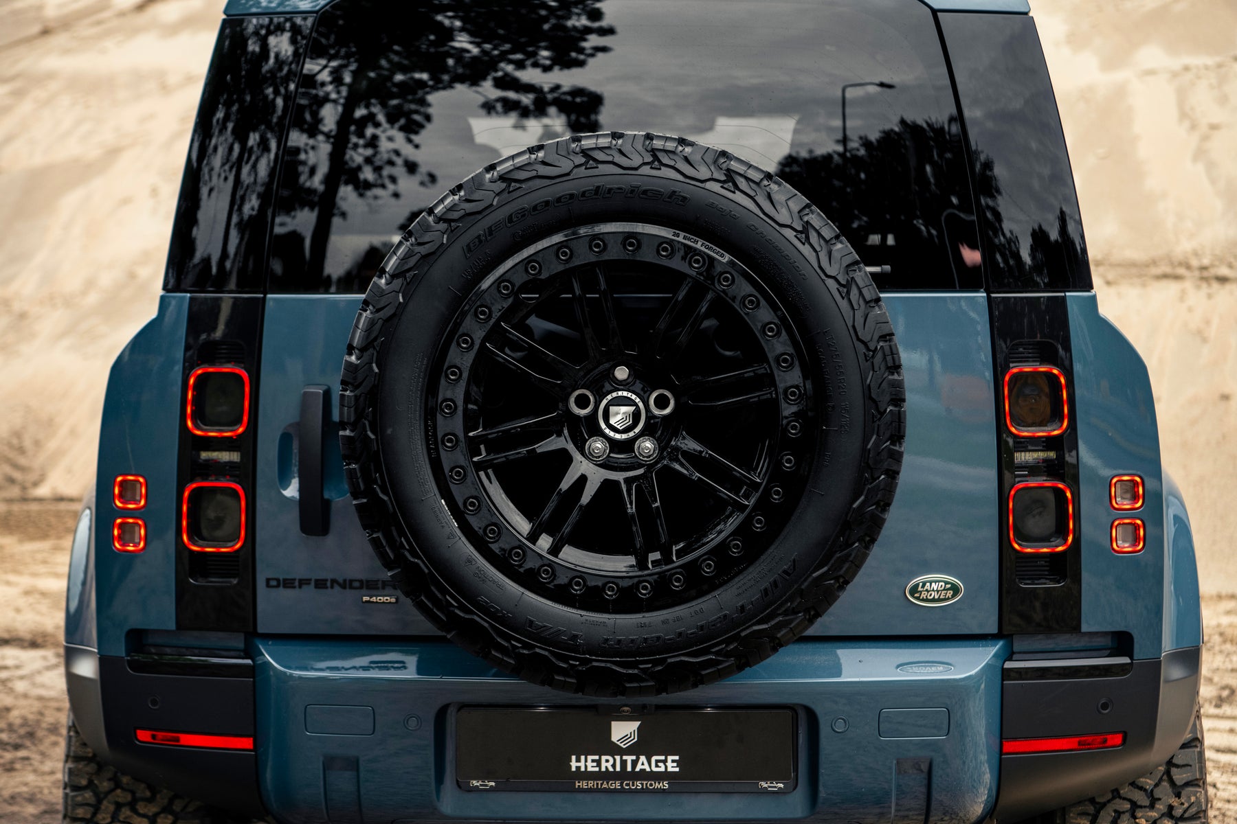 Defender 110 P400e - Tasman blue