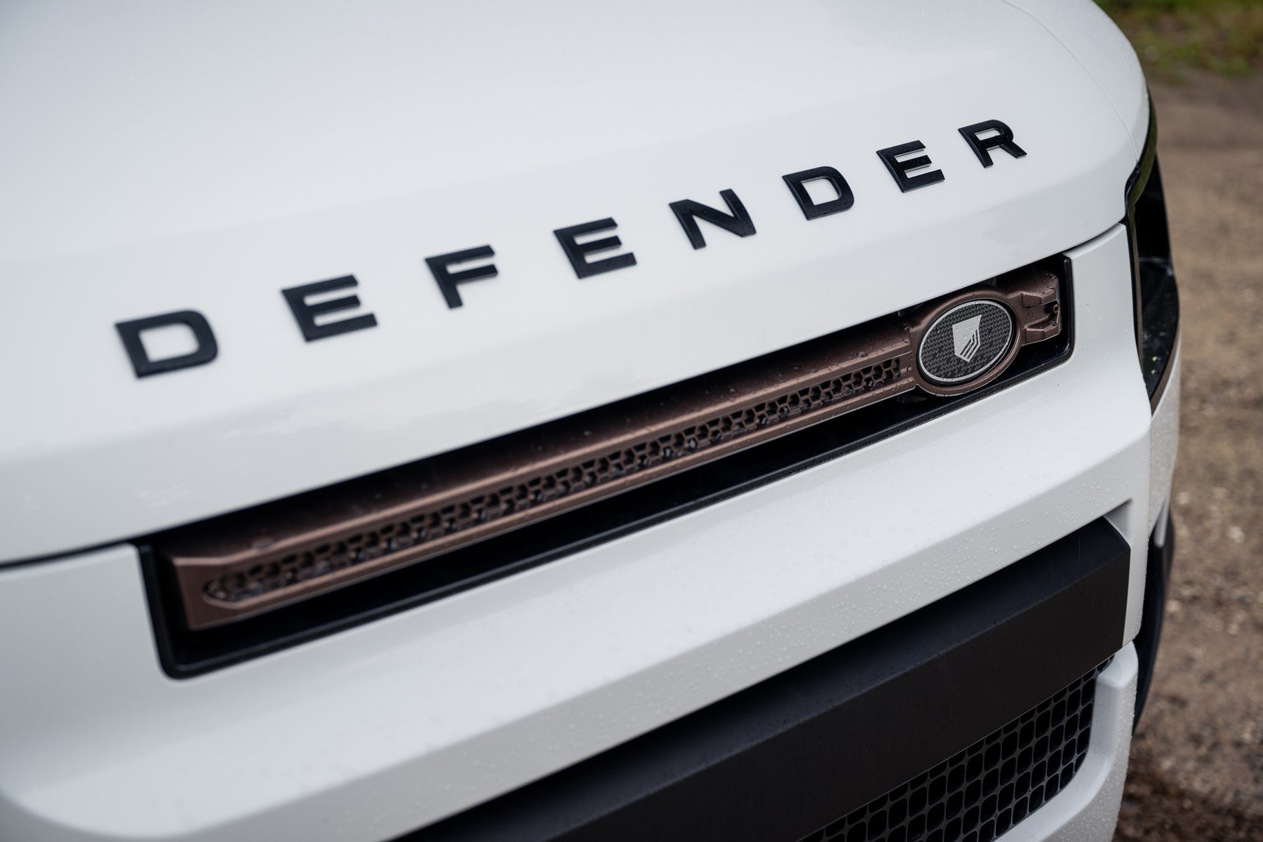 Defender 110 P400e - Fuji white and bronze