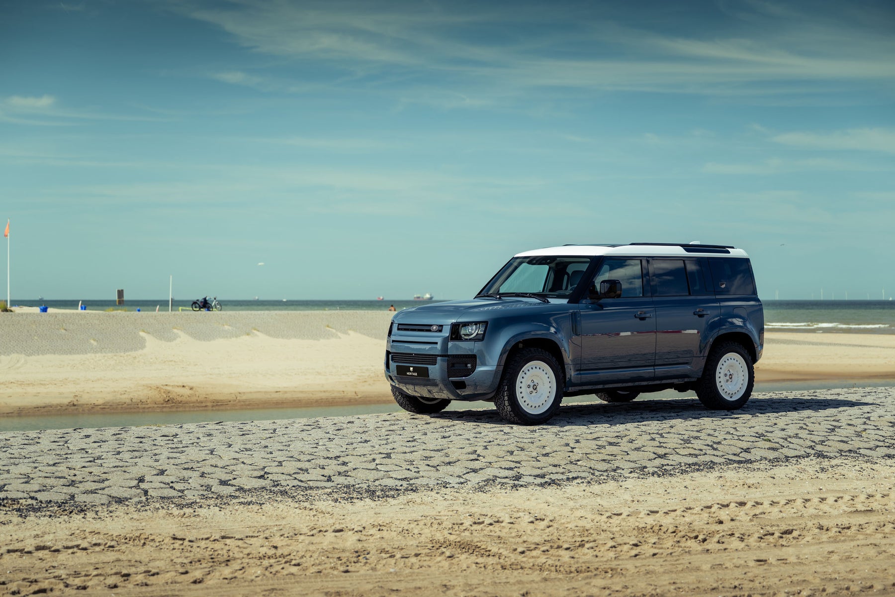 Defender 110 P400e - Tasman blue with white roof