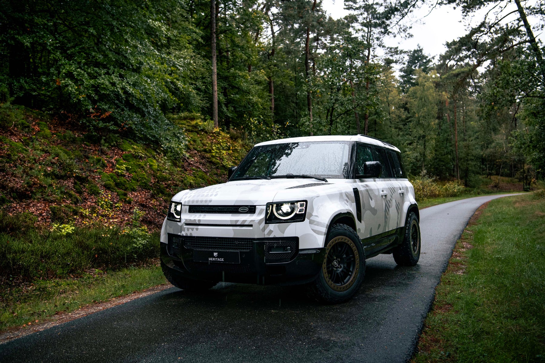 Defender 110 P400e - Camo fuji white