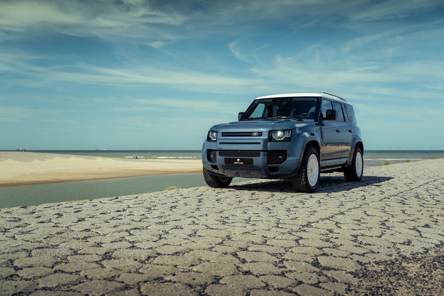 Defender 110 P400e - Tasman blue with white roof