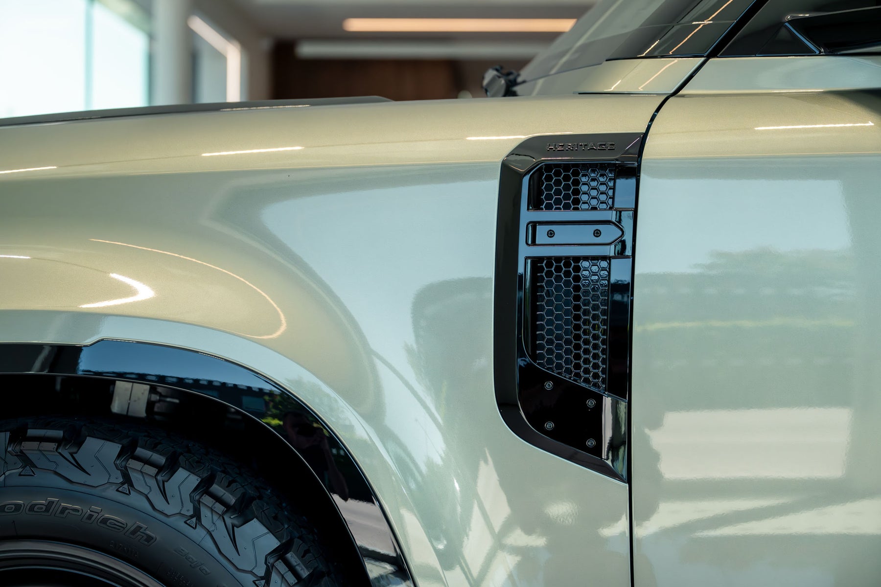 Defender 110 P300e - Pangea green - beige roof