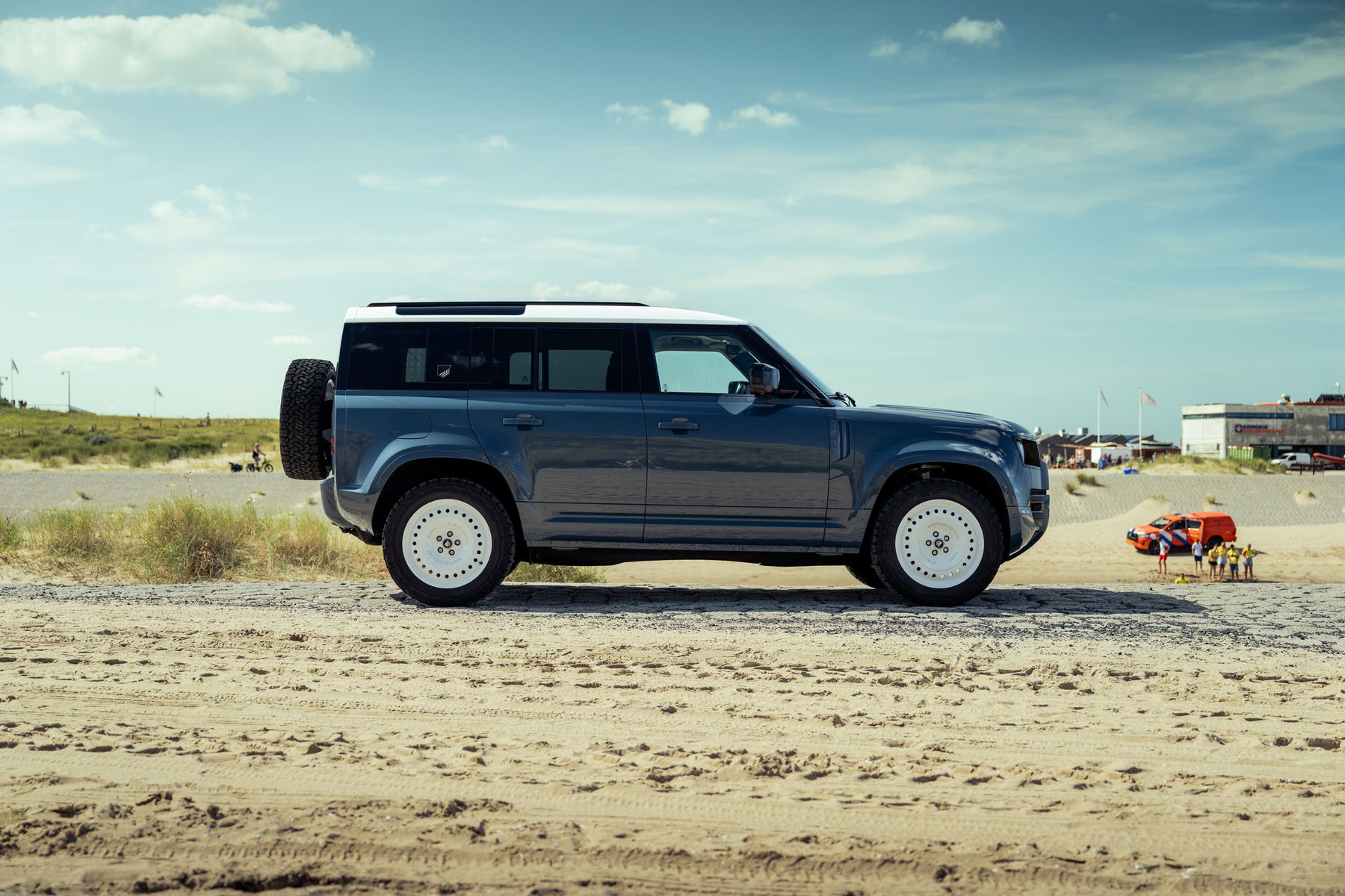 Defender 110 P400e - Tasman blue with white roof
