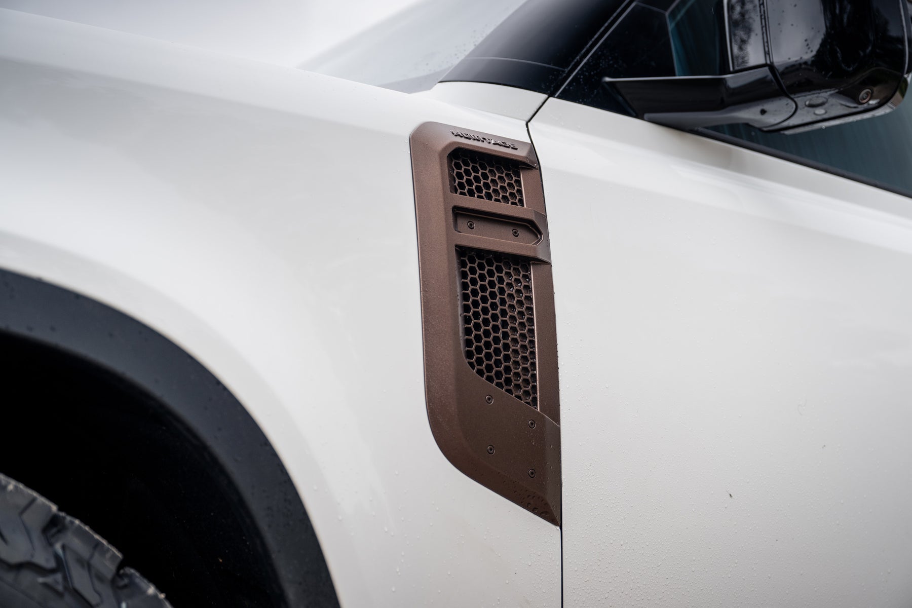 Defender 110 P400e - Fuji white and bronze