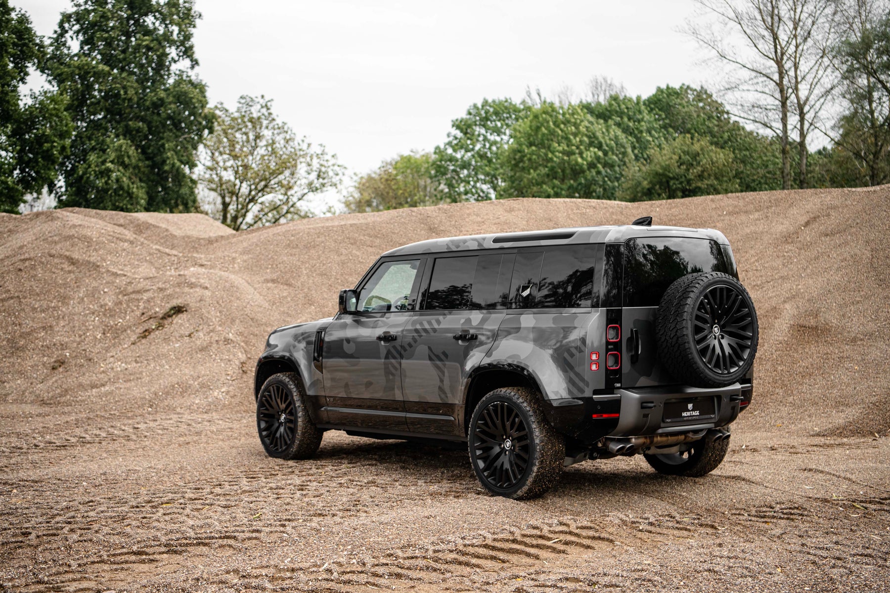 Defender 110 P525 V8 - Camo santorini black
