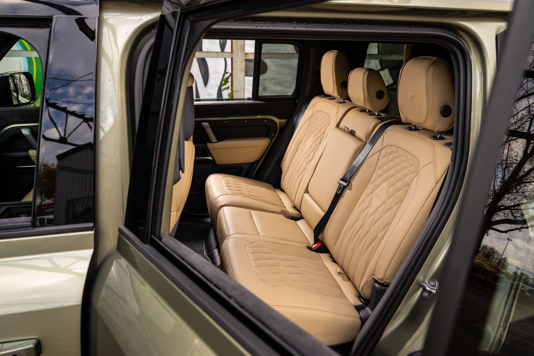 Defender 110 P400e - Pangea green with beige