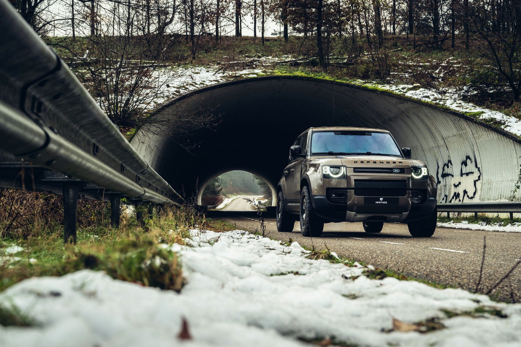 Defender 110 P400e - Gondwana stone