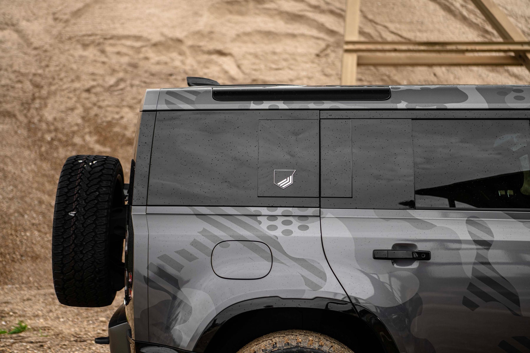 Defender 110 P525 V8 - Camo santorini black