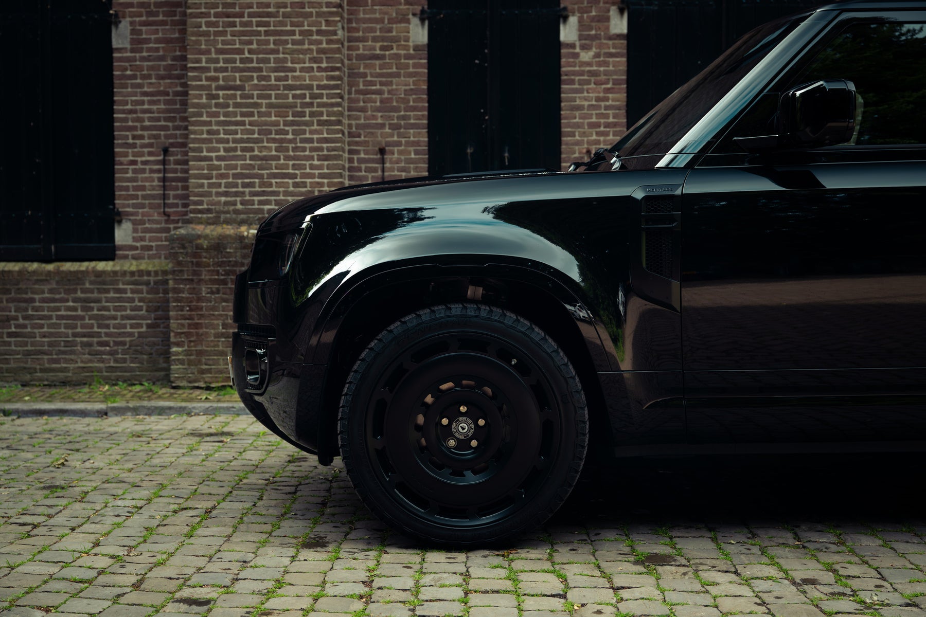 Defender 110 P300e - Santorini black