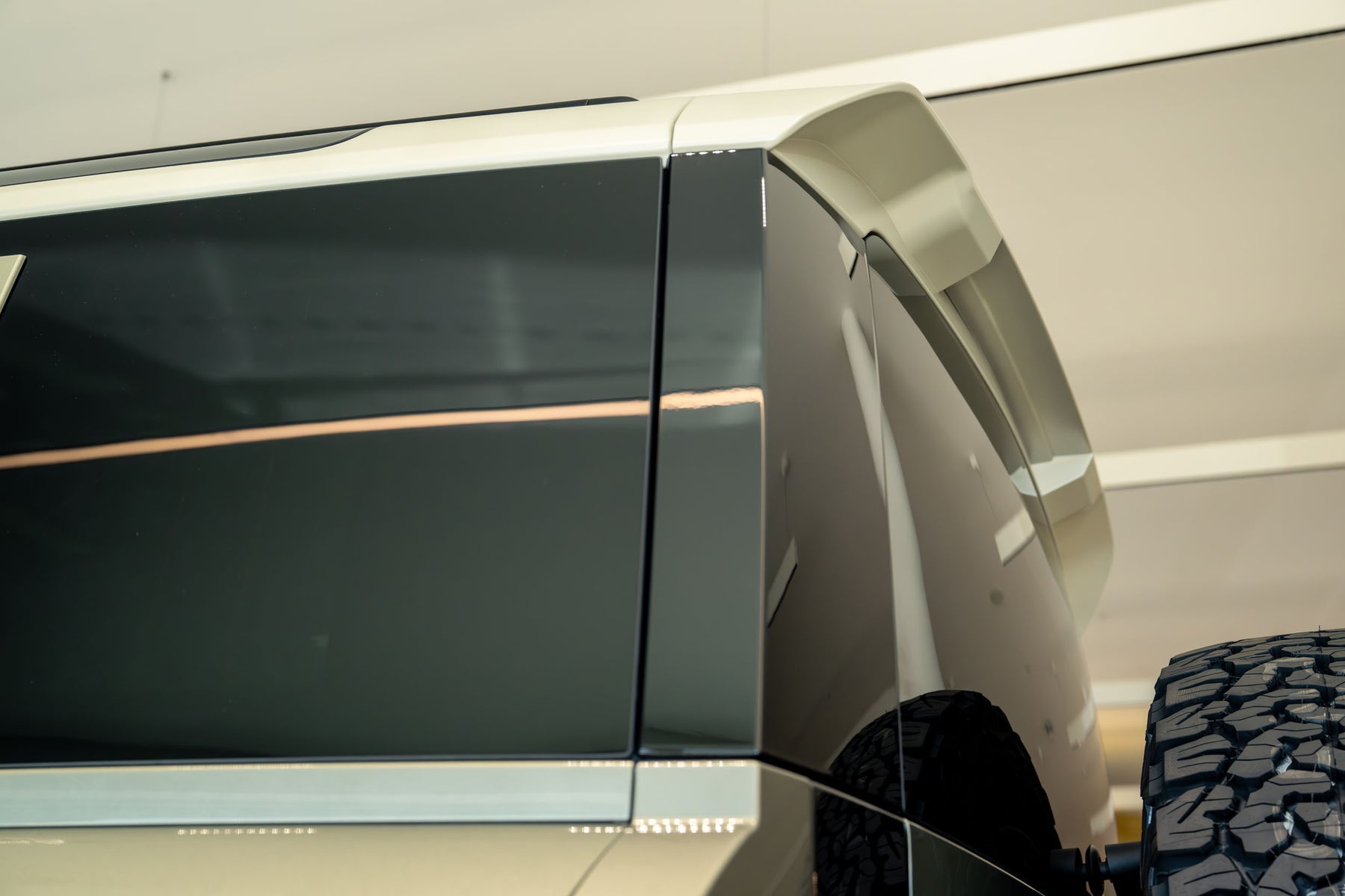 Dynamic rear spoiler
