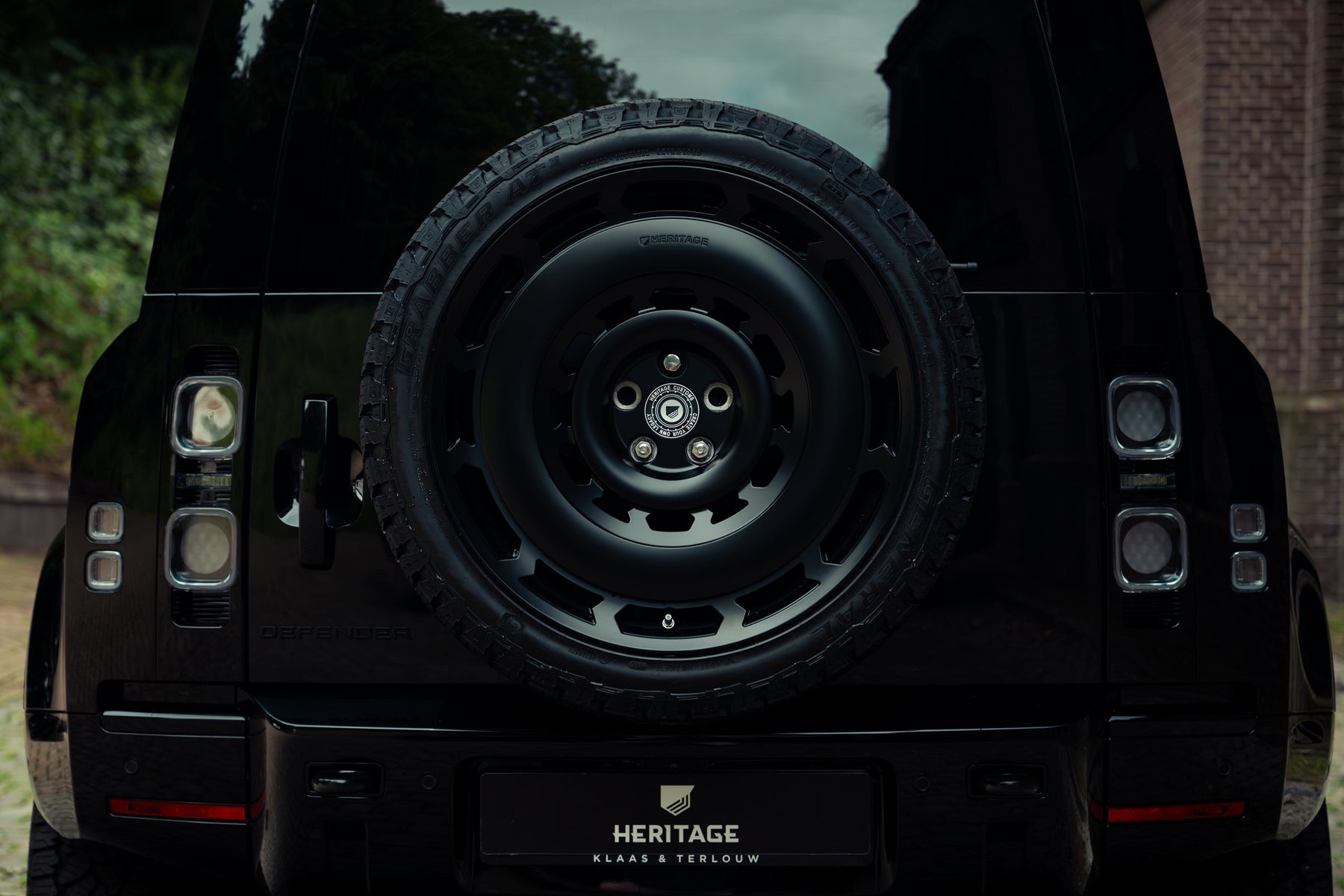Defender 110 P300e - Santorini black