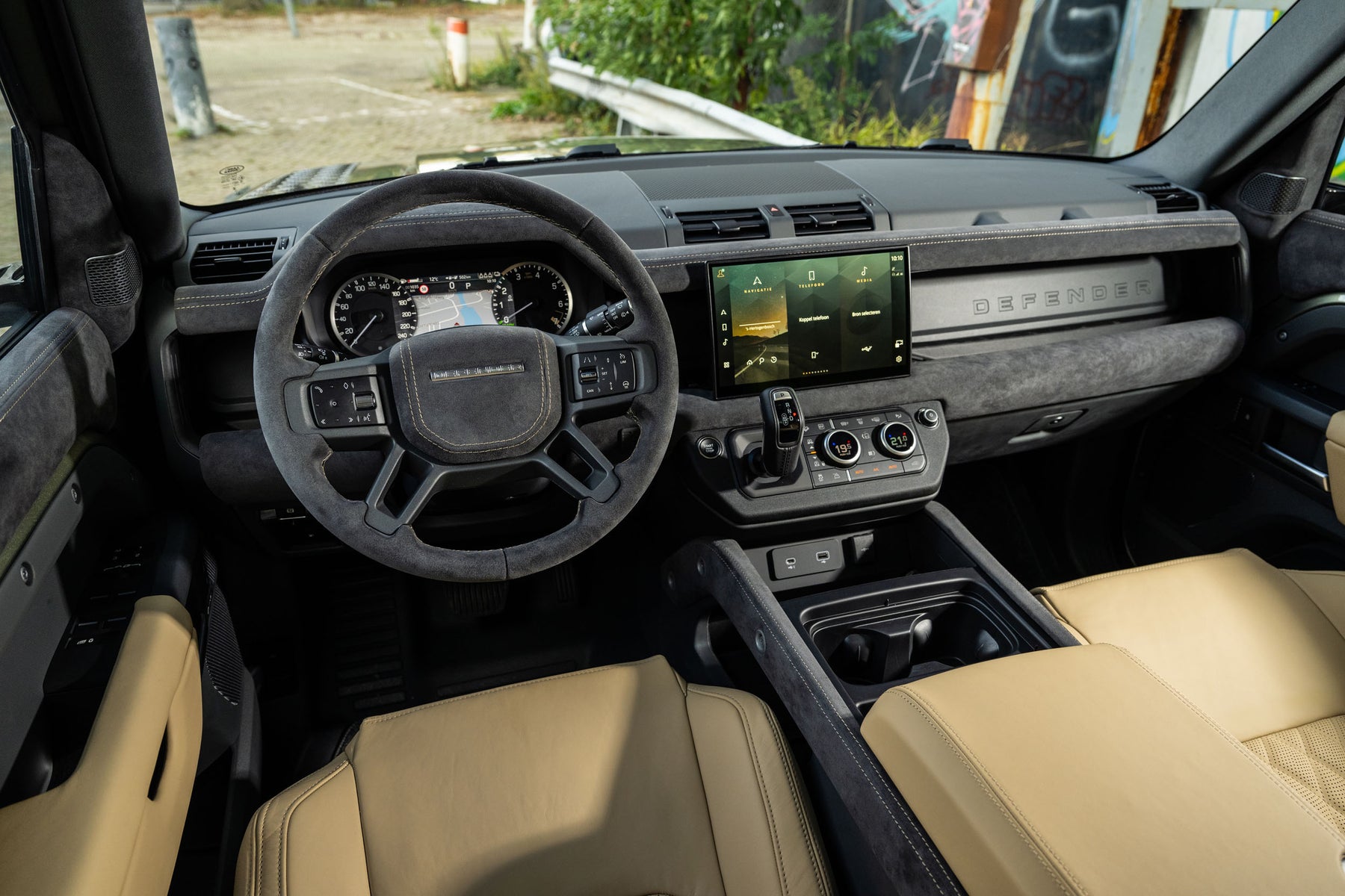 Defender 110 P400e - Pangea green with beige
